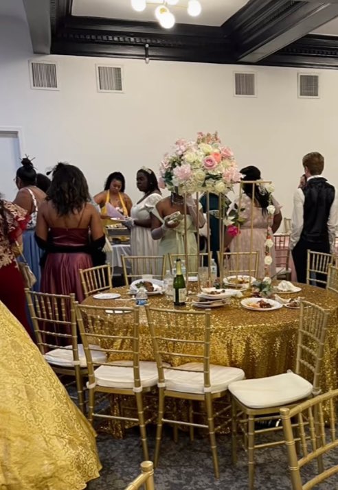 入場門票包含晚餐，但結果是沒人來收盤子，打扮美美的客人得自己收盤子，真的很盤。（翻攝自X帳號Reachel Eaton）