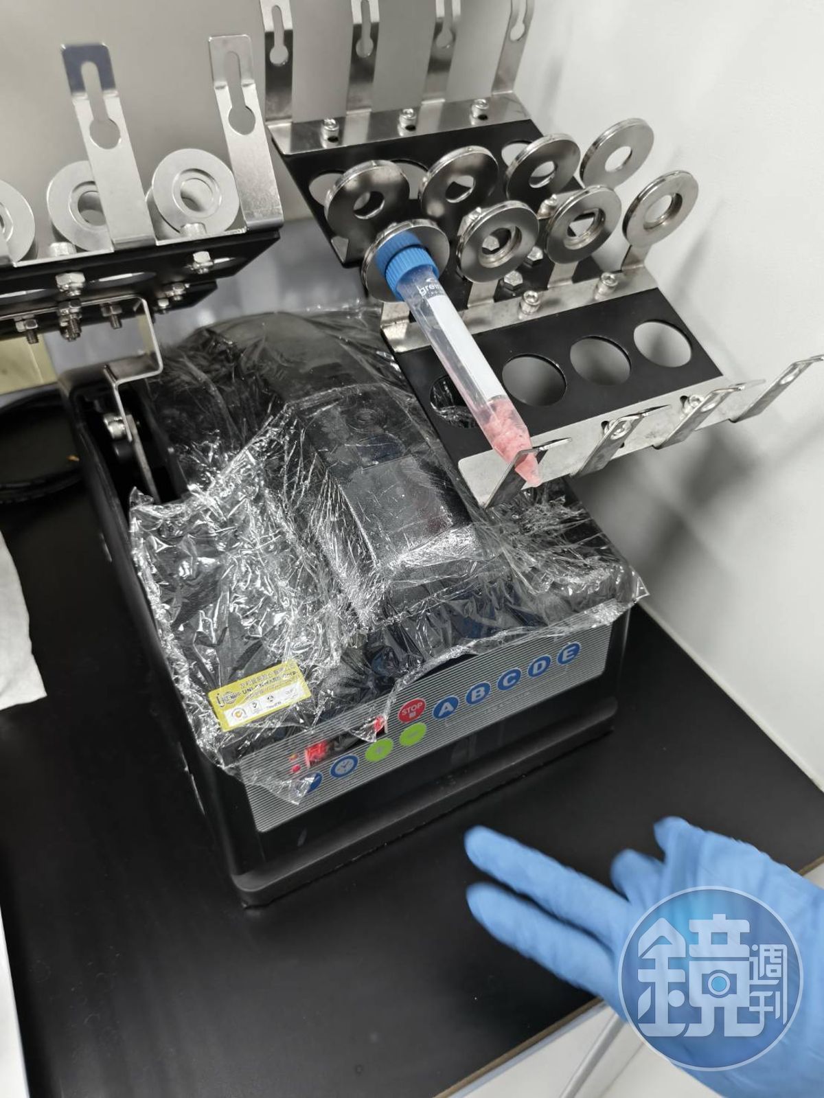 取樣的檢驗農藥的樣品經專業儀器進行震盪混合。