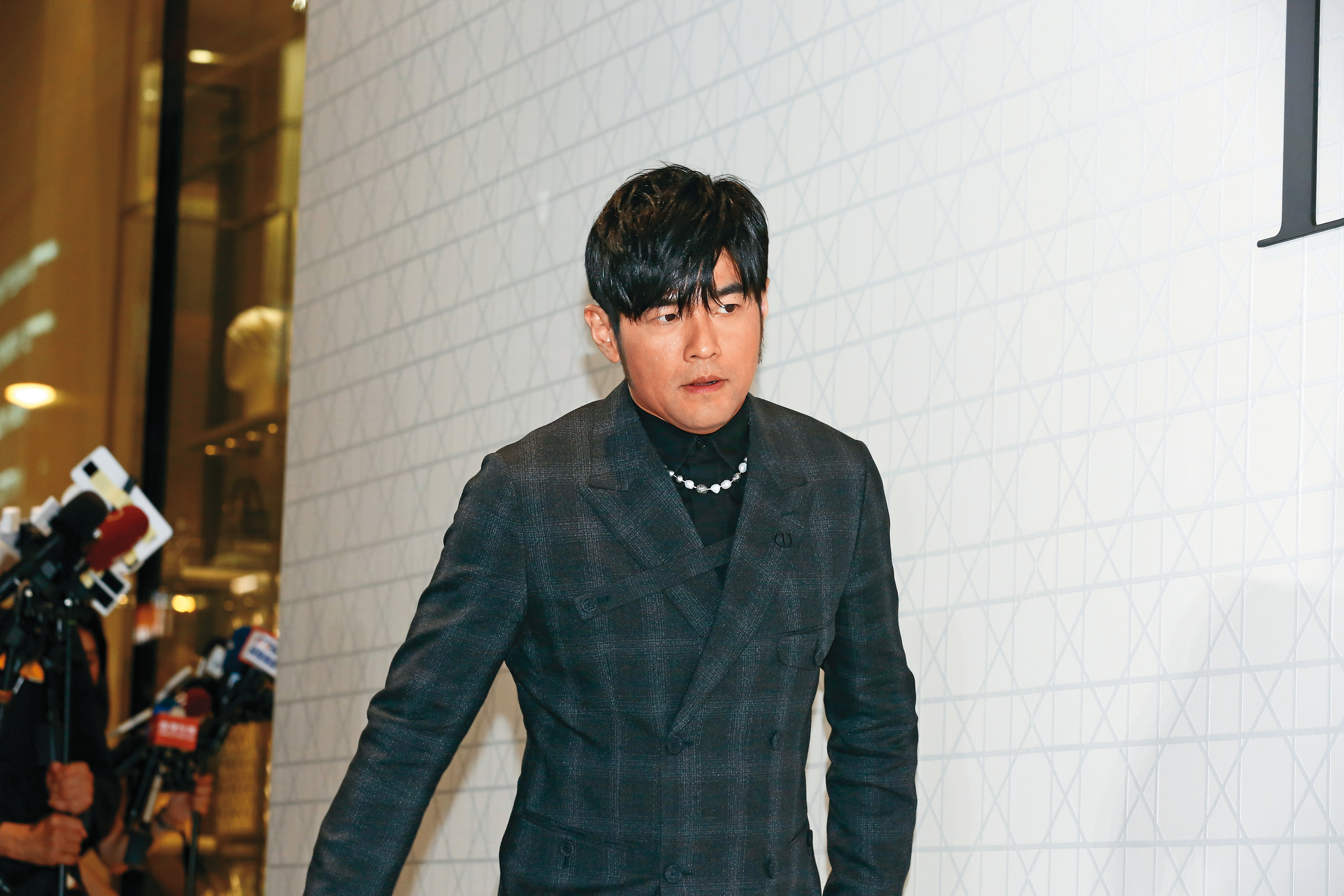 周杰倫有鬢角加持修修臉，卻擋不住雙下巴，建議下次留個落腮鬍。