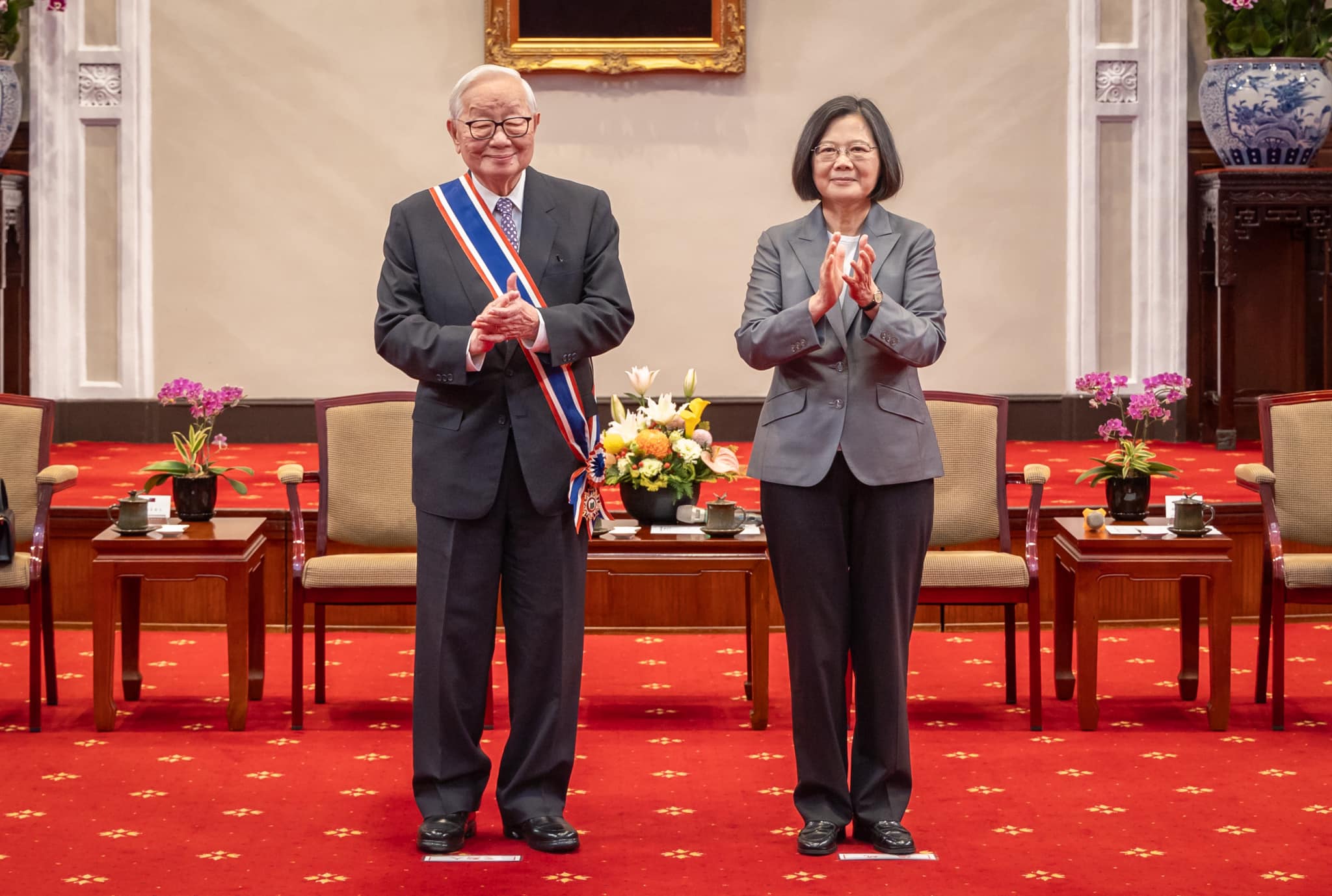 張忠謀獲頒象徵國家最高榮譽的「中山勳章」，由總統蔡英文頒授。（總統府提供）
