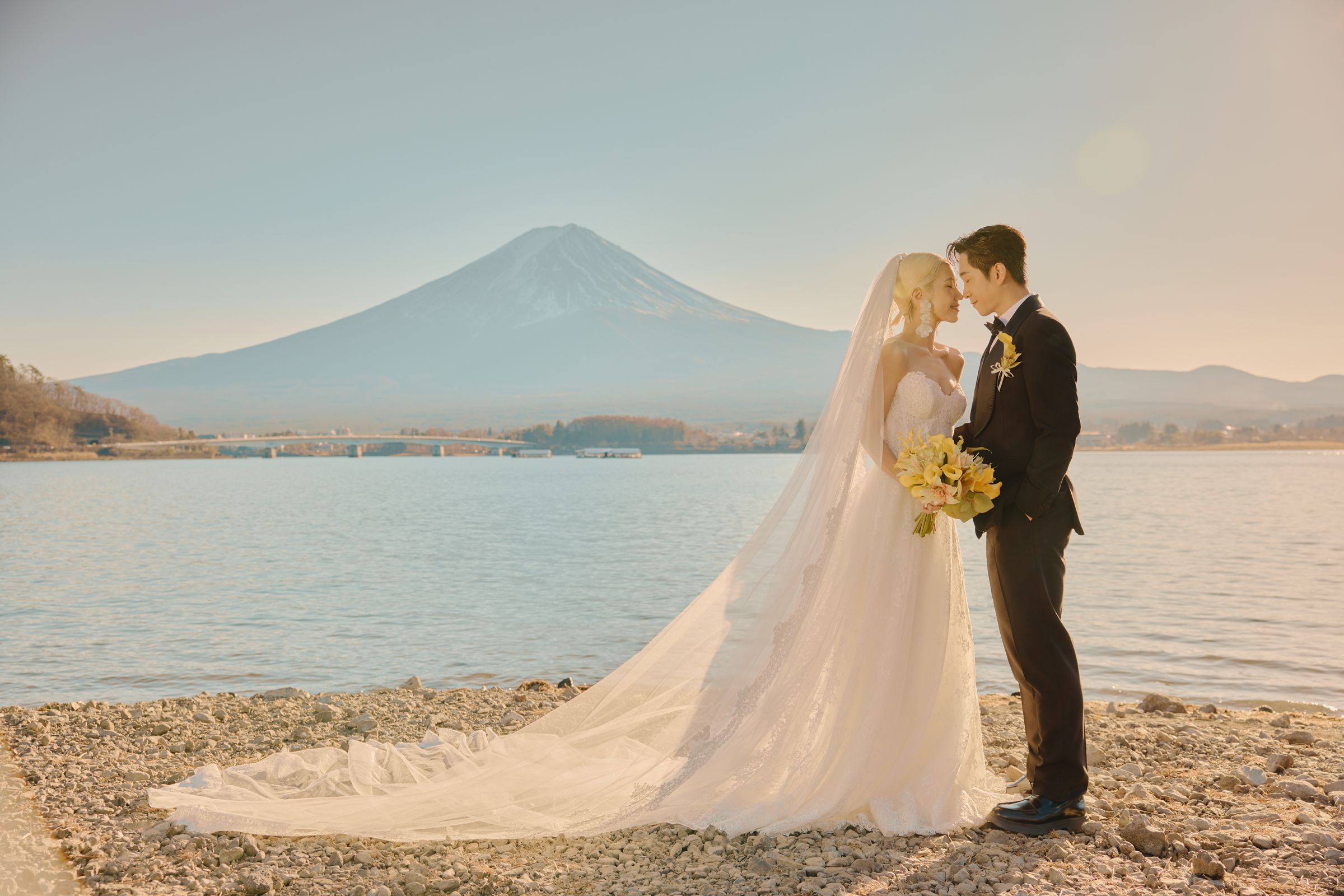 陳漢典、Lulu在富士山「見證」下拍攝婚紗。(天地合娛樂提供)