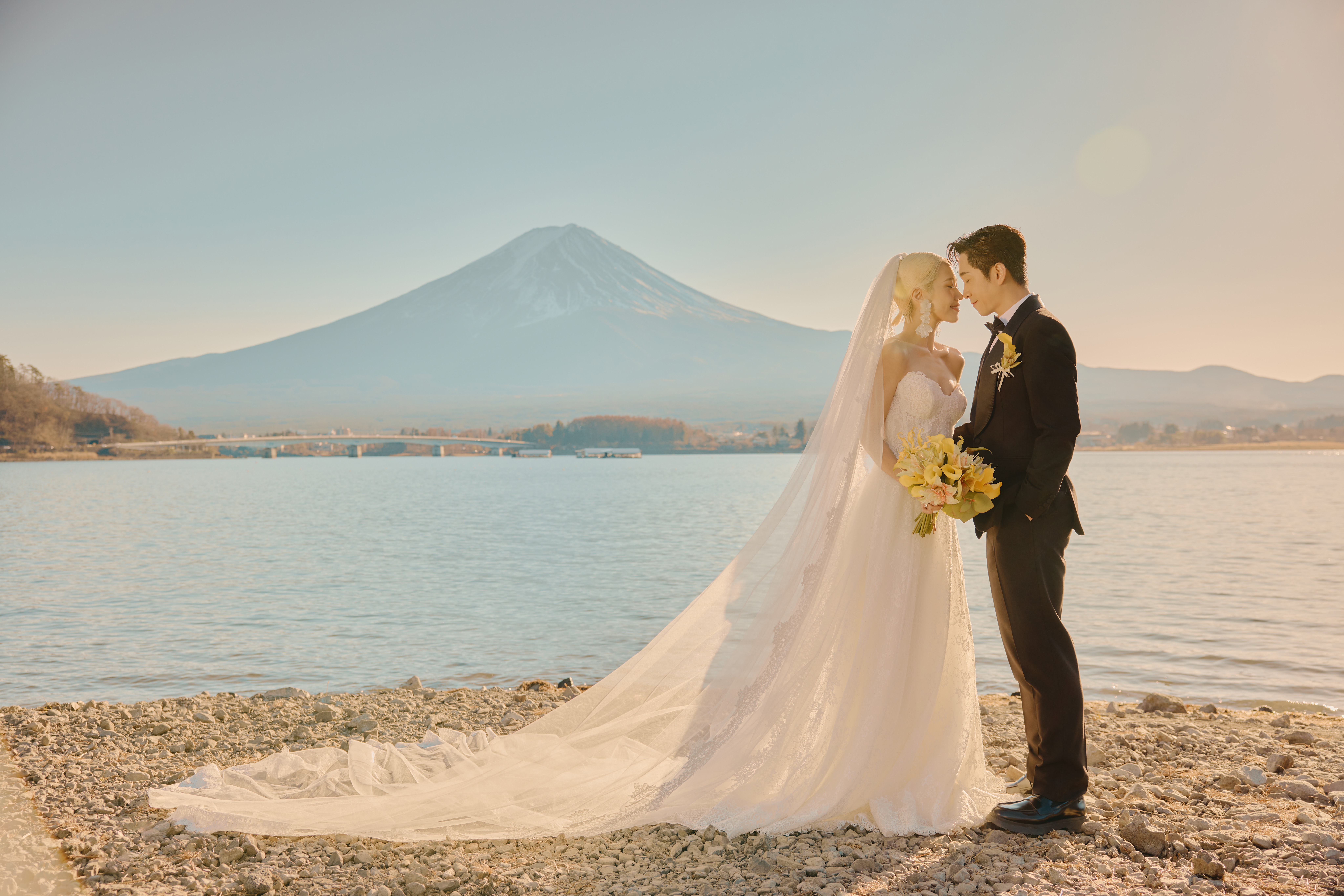 陳漢典、Lulu在富士山「見證」下拍攝婚紗。(天地合娛樂提供)