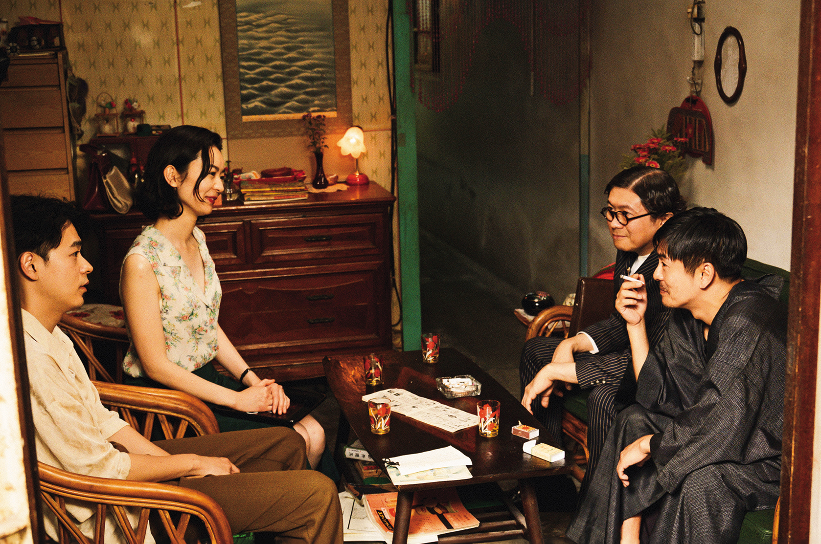 梁秩誠（右二）飾演的X先生與成田凌（左起）、中村映里子、森田剛作交易。（光年映畫提供）