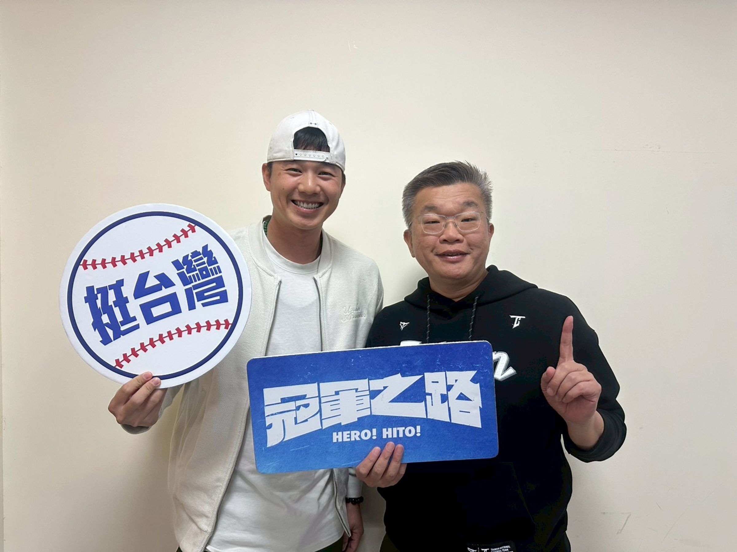 中職明星球員黃子鵬（左）與中職會長蔡其昌（右）出席映後，黃子鵬感性分享球迷是穩定球員的力量，讓大家有勇氣去突破自己的心理狀態。（牽猴子提供）