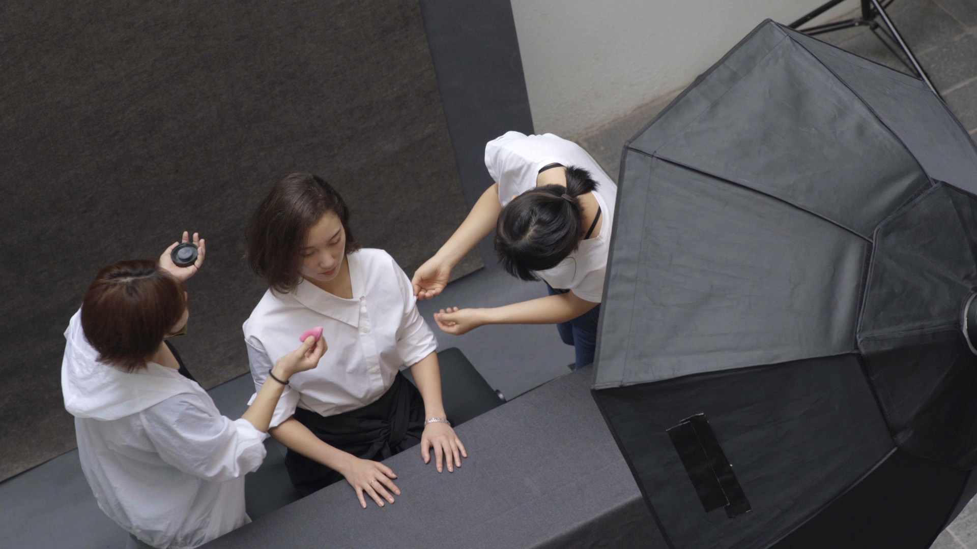 伊藤詩織（中）把自身遭受性侵的經驗拍成紀錄片《黑箱日記》，鼓舞有相同經驗者說出自己的故事。（天馬行空提供）