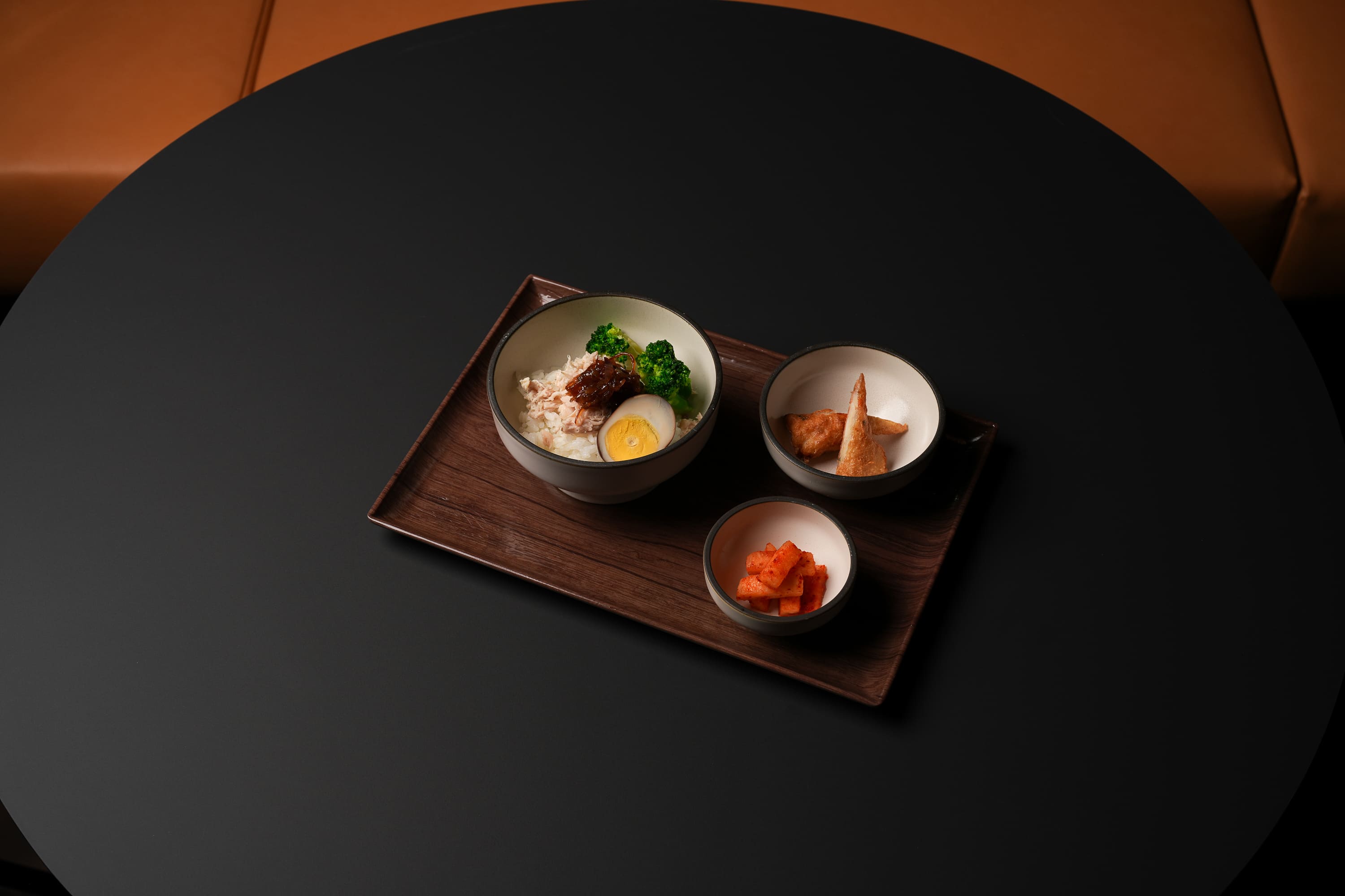 全新貴賓室提供的套餐,圖為「台灣特選嘉義雞肉飯」。(星宇航空提供)