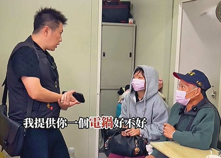 賓賓哥因直播幫助弱勢，雖被封為「公益網紅」卻爭議不斷。（翻攝自江建樺臉書）