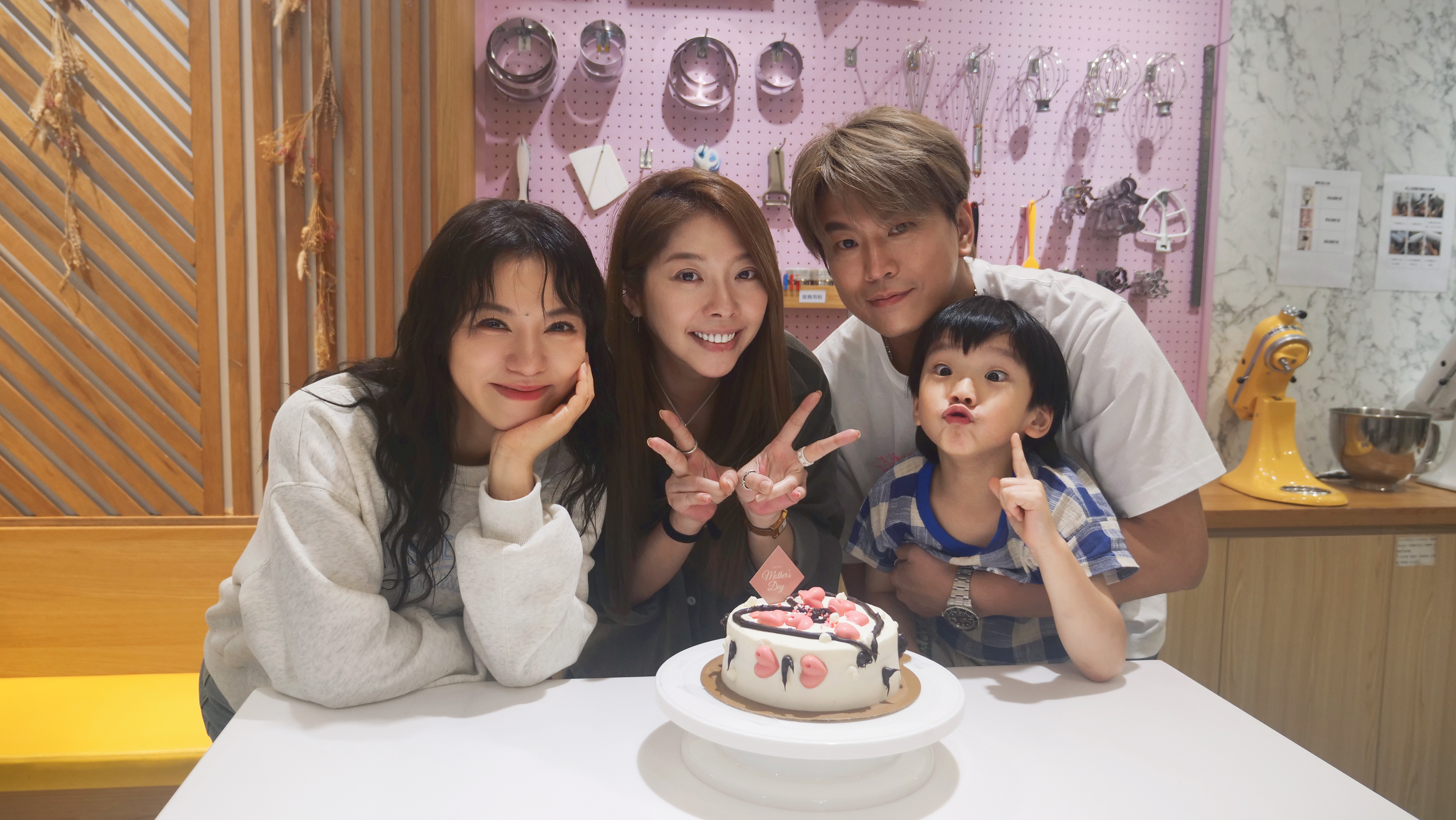 丁噹攜手Energy阿弟5歲兒合力完成母親節蛋糕，送給Mei邱馨葦當母親節禮物。（相信音樂提供）