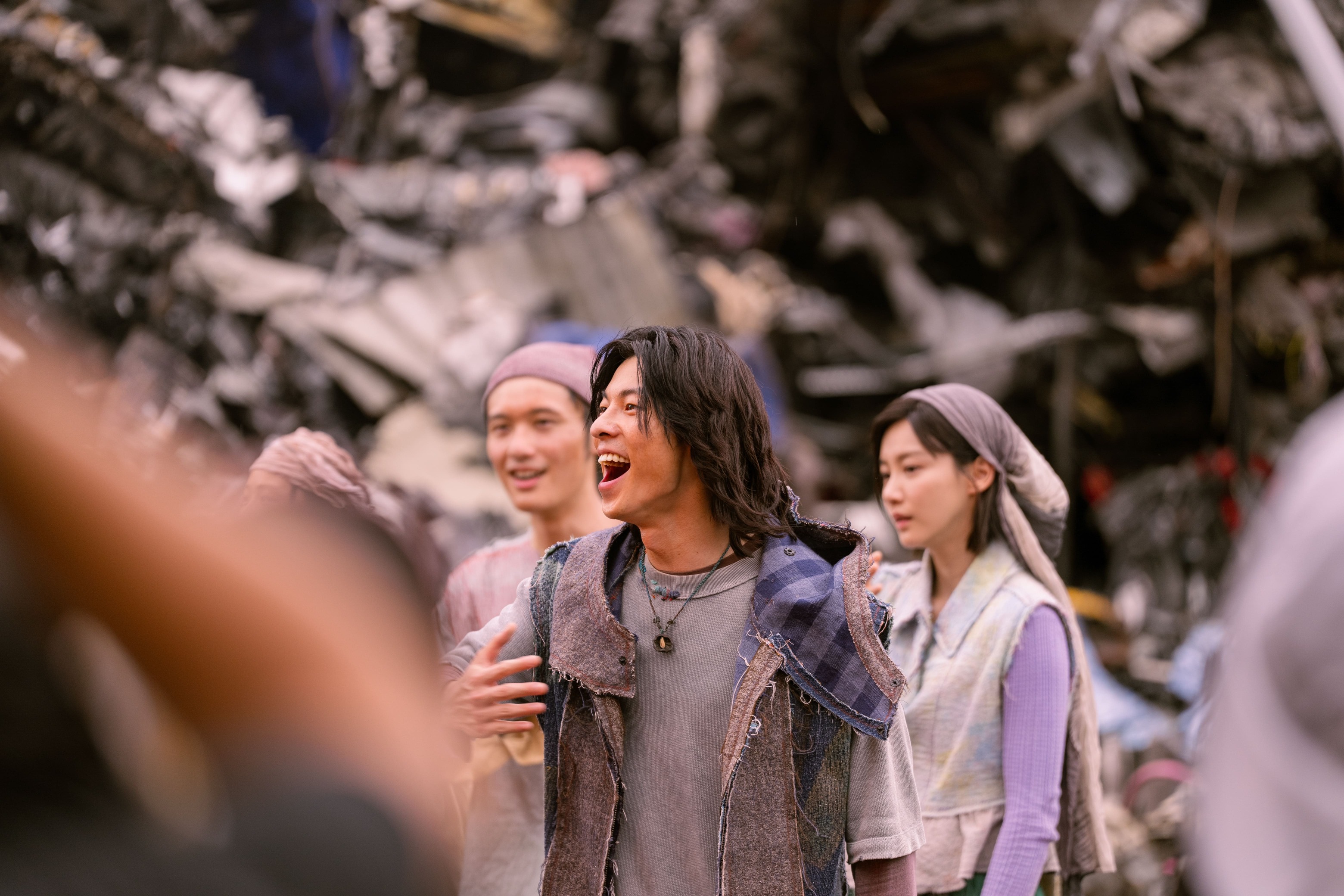  許光漢拍攝「長年區葬禮戲」時，帶動眾人一起拍著胸口大聲唱歌，瞬間讓場面更具感染力。（甲上提供）