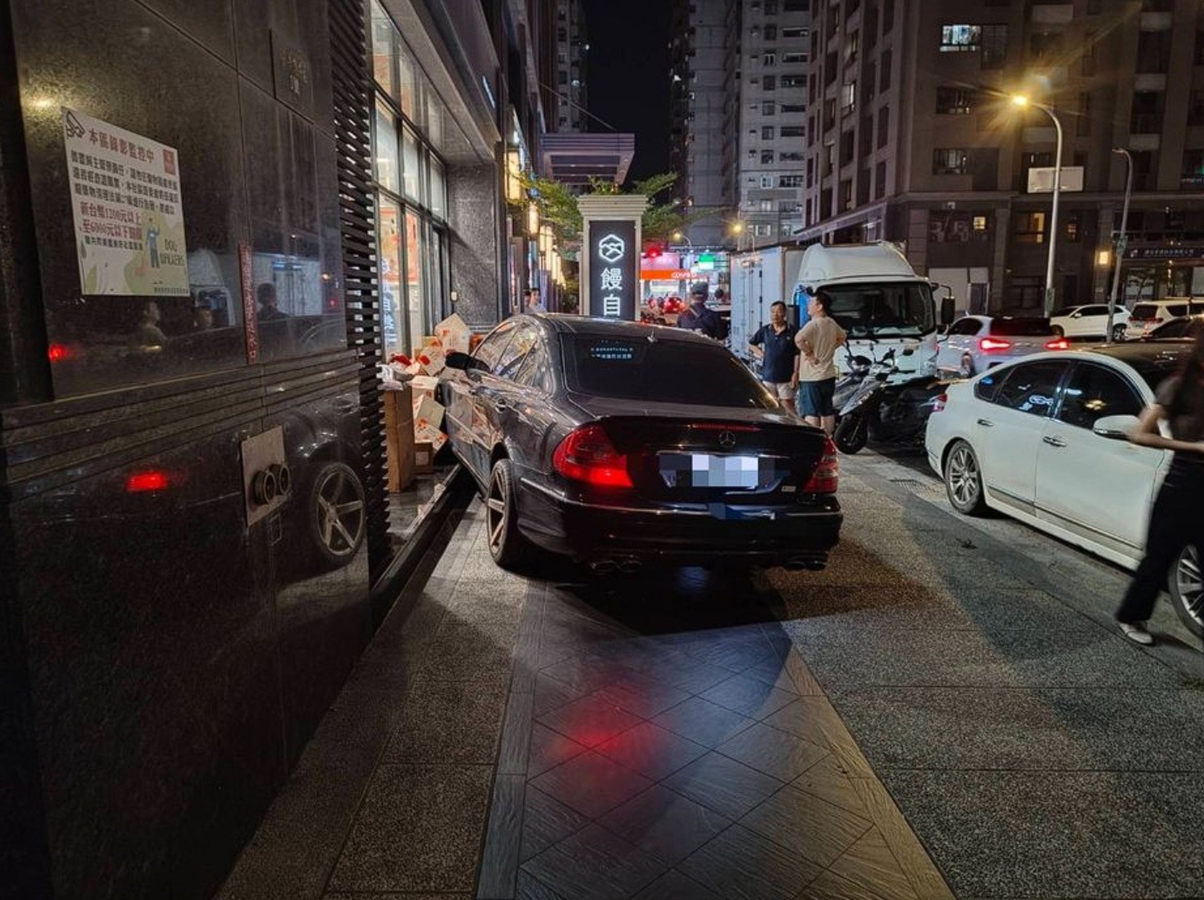 網紅饅頭媽在台中南屯的店面遭人開車衝撞。(翻攝畫面)