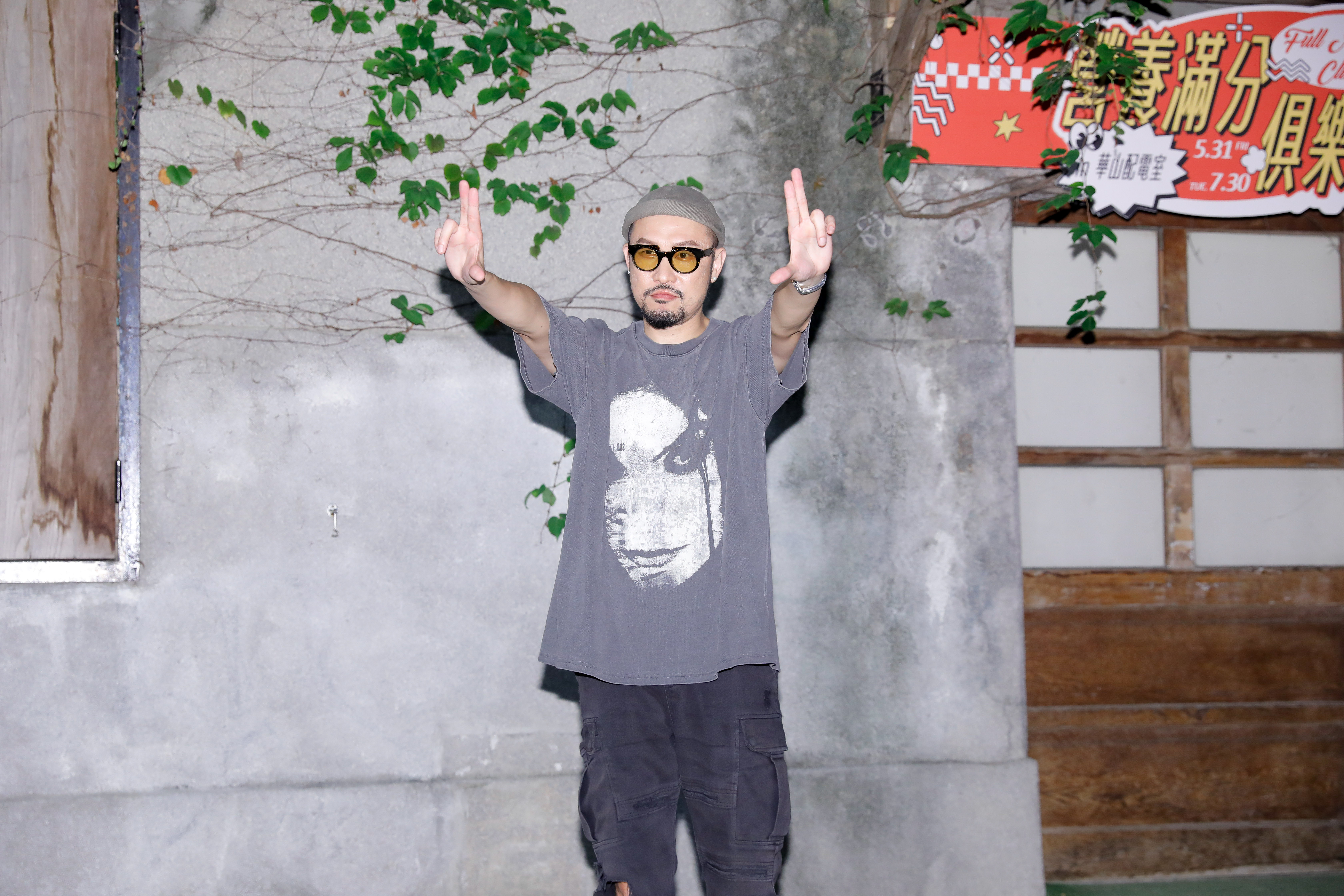 熱狗開心慶祝奪金曲35歌王寶座。