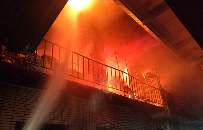 台中烏日惡火「延燒12戶」。（台中消防局提供）