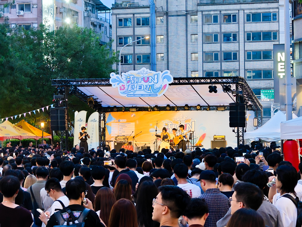 2026「混東區潮FUN夏日趴」集結超強卡司演唱會、人氣市集、美食餐車與微醺派對，吸引上萬人人潮湧入東區街頭。