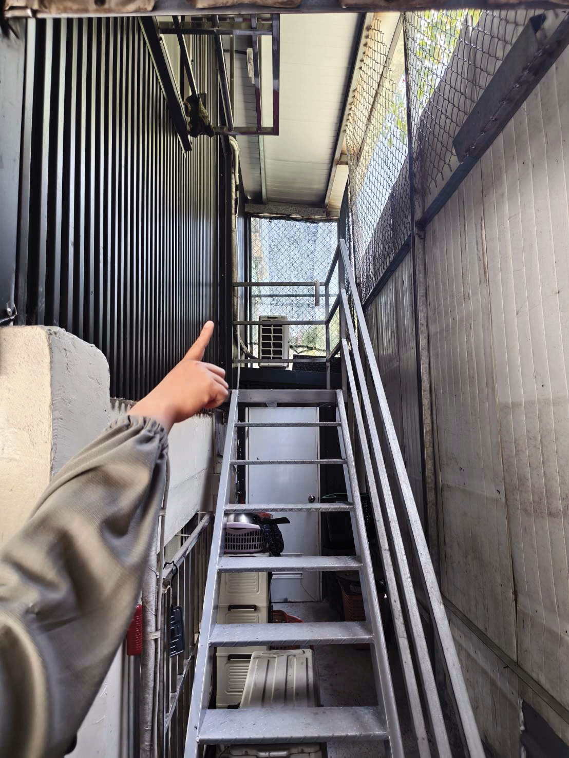 軍備局認定A小姐手指的區域竊占國土，要求她們拆屋還地。（李育材攝）