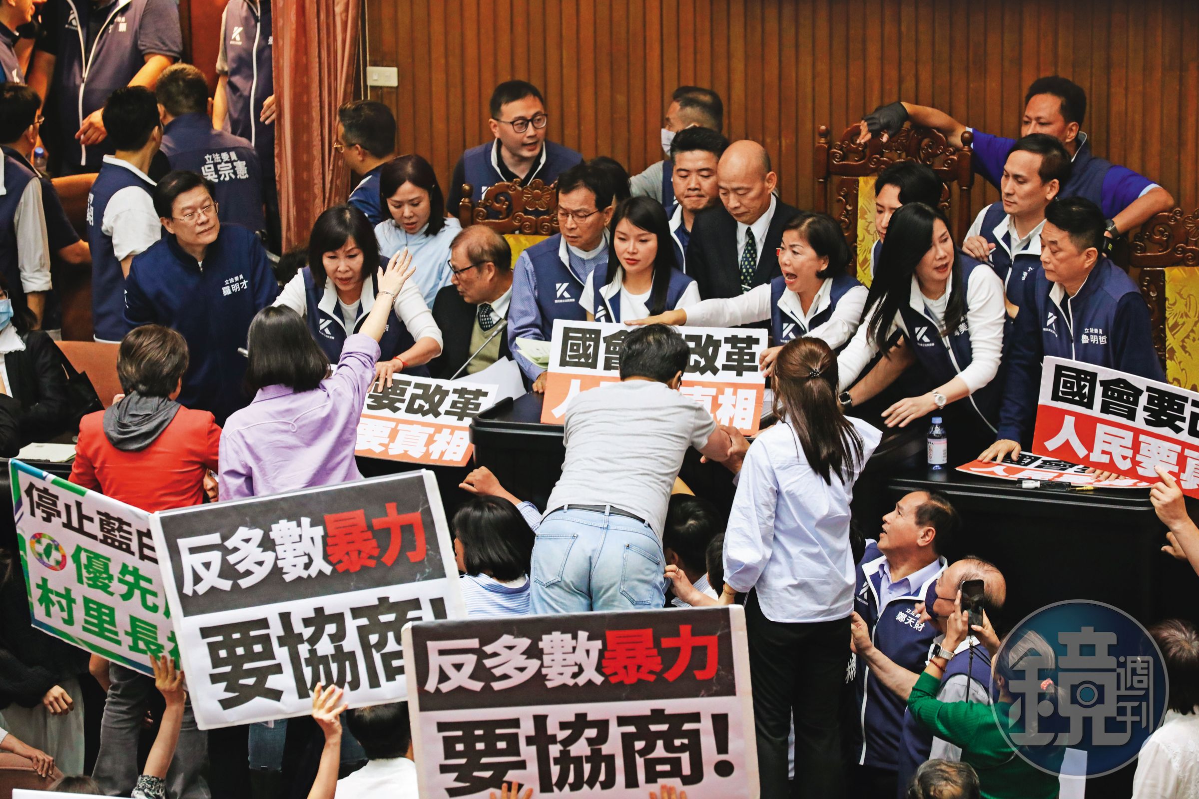 國會職權修法17日闖關,朝野意見不同,在議場內爆發嚴重肢體衝突。