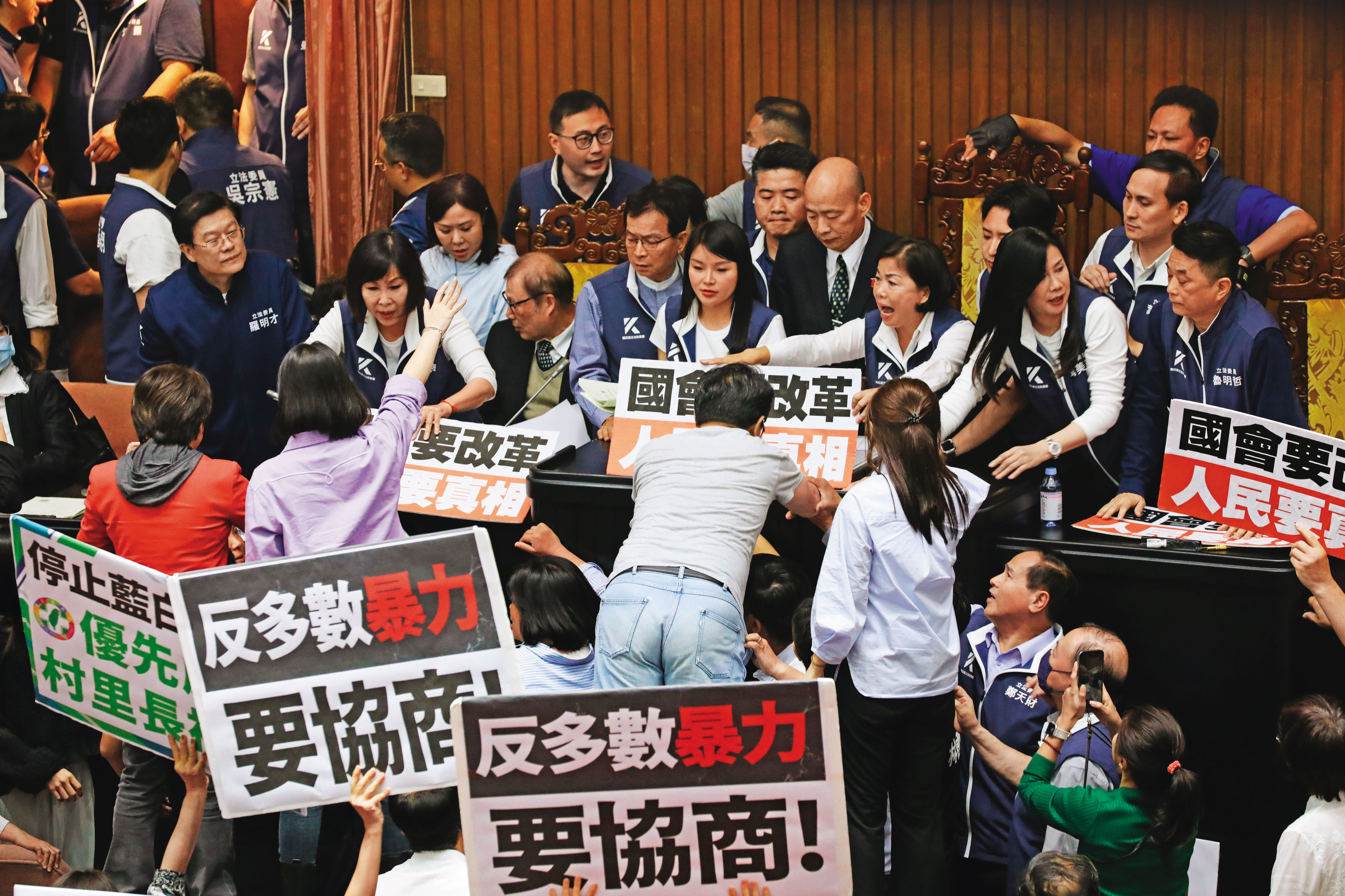 國會職權修法17日闖關，朝野意見不同，在議場內爆發嚴重肢體衝突。