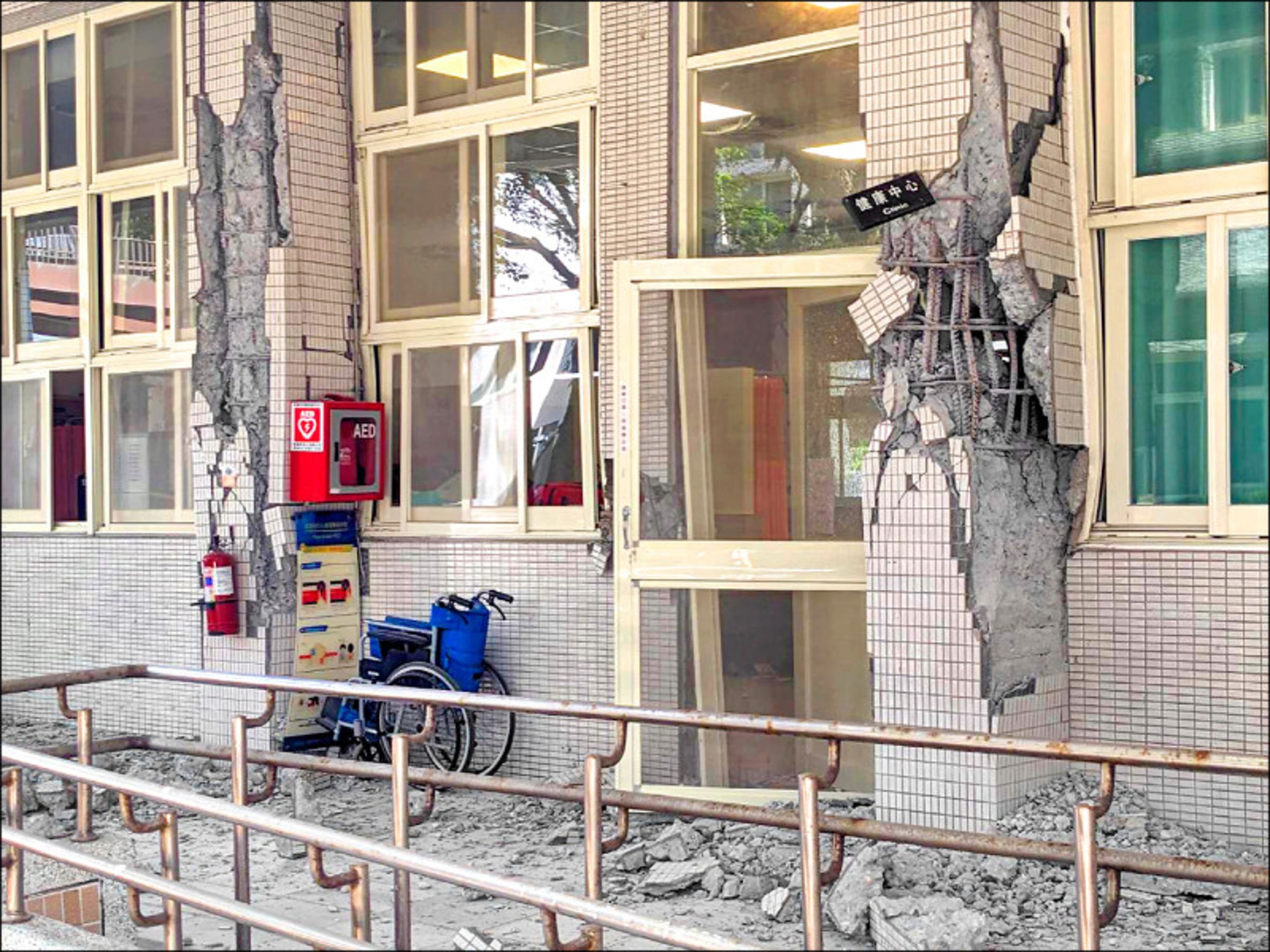 花蓮女中綜合大樓因強震造成水泥塊剝落、建物鋼筋外露,成為危樓。(讀者提供)