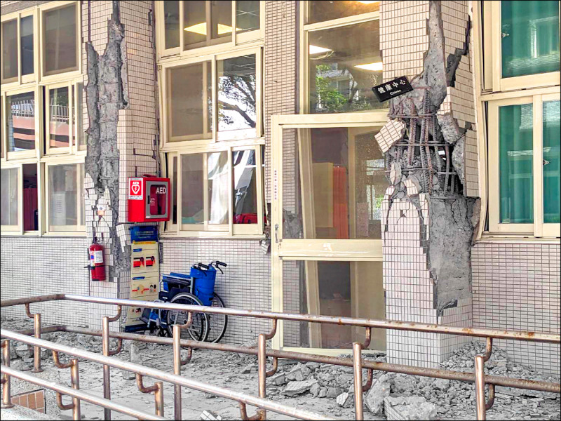 花蓮女中綜合大樓因強震造成水泥塊剝落、建物鋼筋外露，成為危樓。（讀者提供）