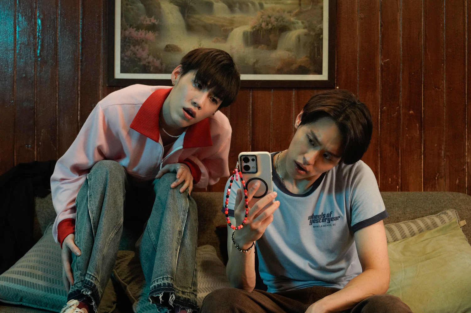 泰國喜劇片《冥婚鬧泰大》中Billkin（右）與PP Krit（左）互動默契十足。（金盞花大影業提供）