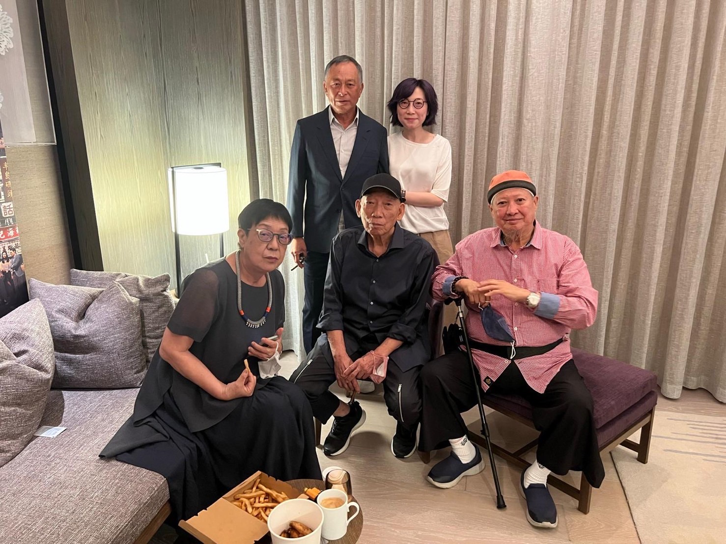 朱淑儀（後排右）因工作接觸到香港重量級影人杜琪峯（後排左）、許鞍華（前排左起）、袁和平、洪金寶。（朱淑儀提供）