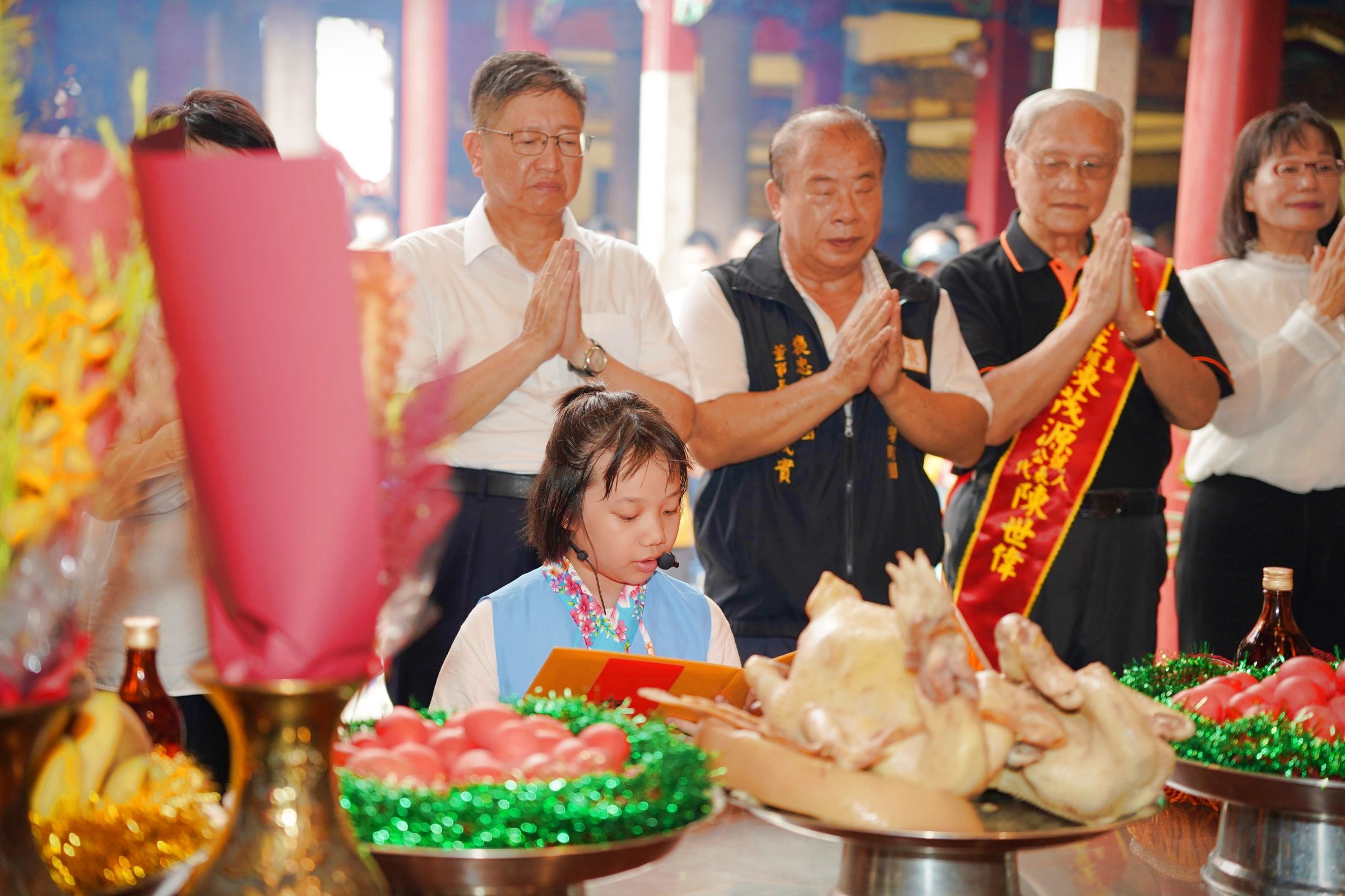 竹縣府文化局在義民祭邀請女童擔任司儀與祝禱生,讓禮俗回歸對「人」的尊重,摘下行政院「性別平等創新獎」。(新竹縣政府提供)