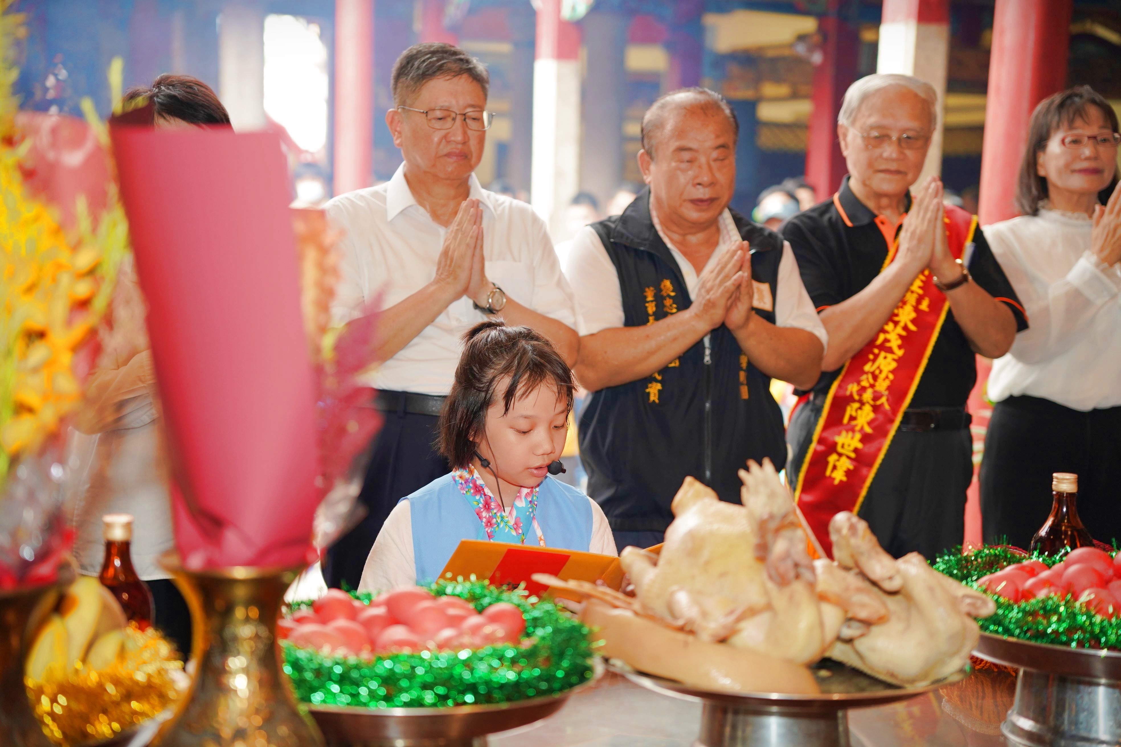 竹縣府文化局在義民祭邀請女童擔任司儀與祝禱生,讓禮俗回歸對「人」的尊重,摘下行政院「性別平等創新獎」。(新竹縣政府提供)