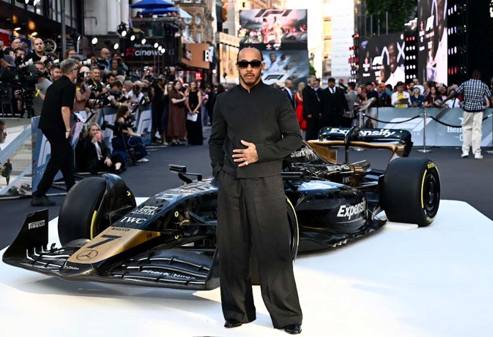 《F1電影》監製之一,也在片中客串演出的F1冠軍車手路易斯漢米爾頓。(華納兄弟提供)