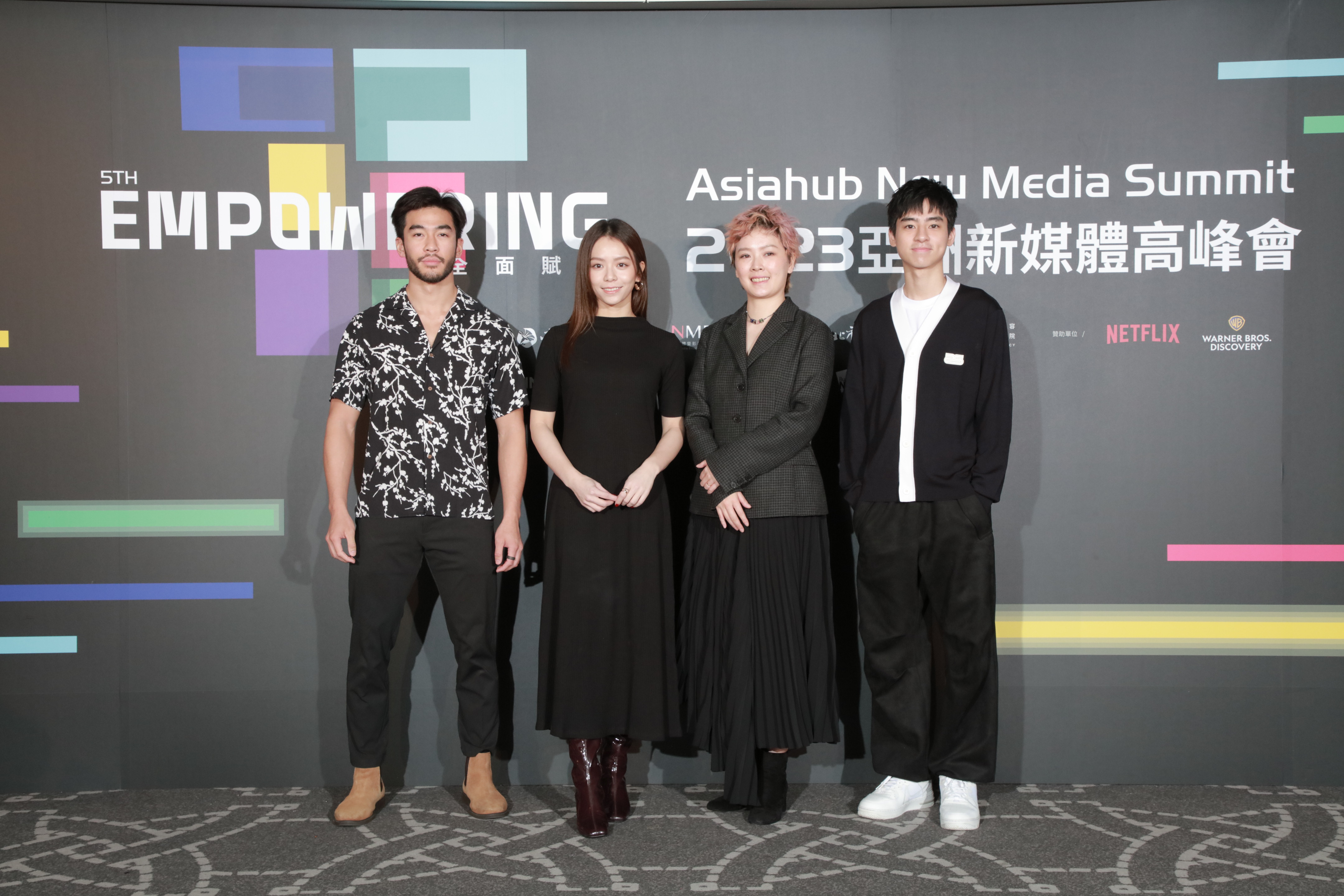 錢裕揚（左一）與宋芸樺（左二）及劉敬（右一）分享與國際劇組合作經驗，並由《美國女孩》導演阮鳳儀（右二）擔任主持。（新媒體繼影視因發展協會提供）