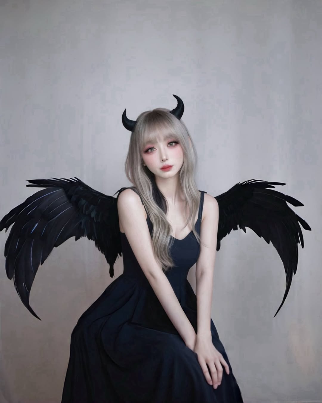 過去視為自卑的矮小身材與纖細體格，反而成為他在女裝領域的優勢。（翻攝自谷琢磨IG）