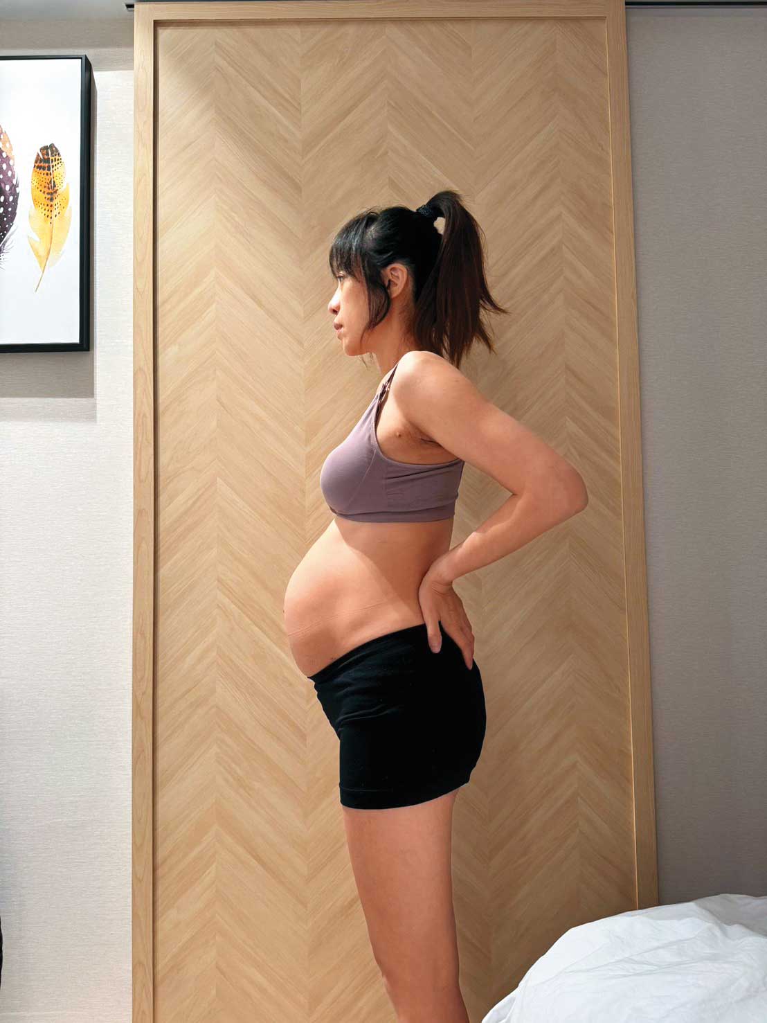 原本有傲人腹肌的郭靜婷，因為懷雙胞胎腹部撐大，產後2個月都未能回復平坦。（郭靜婷提供）