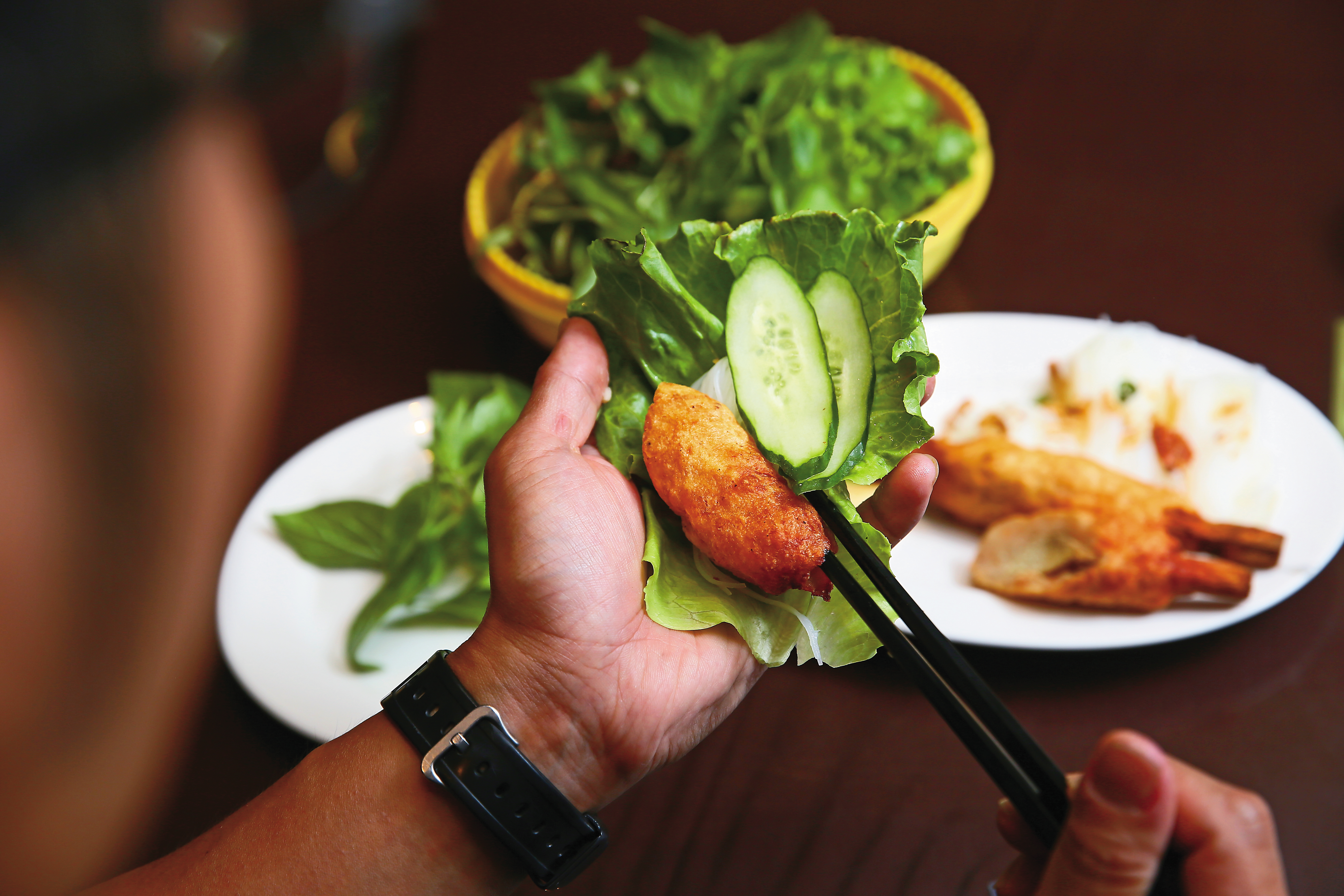 「蔗蝦」是經典的手工點心，菜盤也不馬虎，其中薄荷葉是委託農場契作。（170元／份）