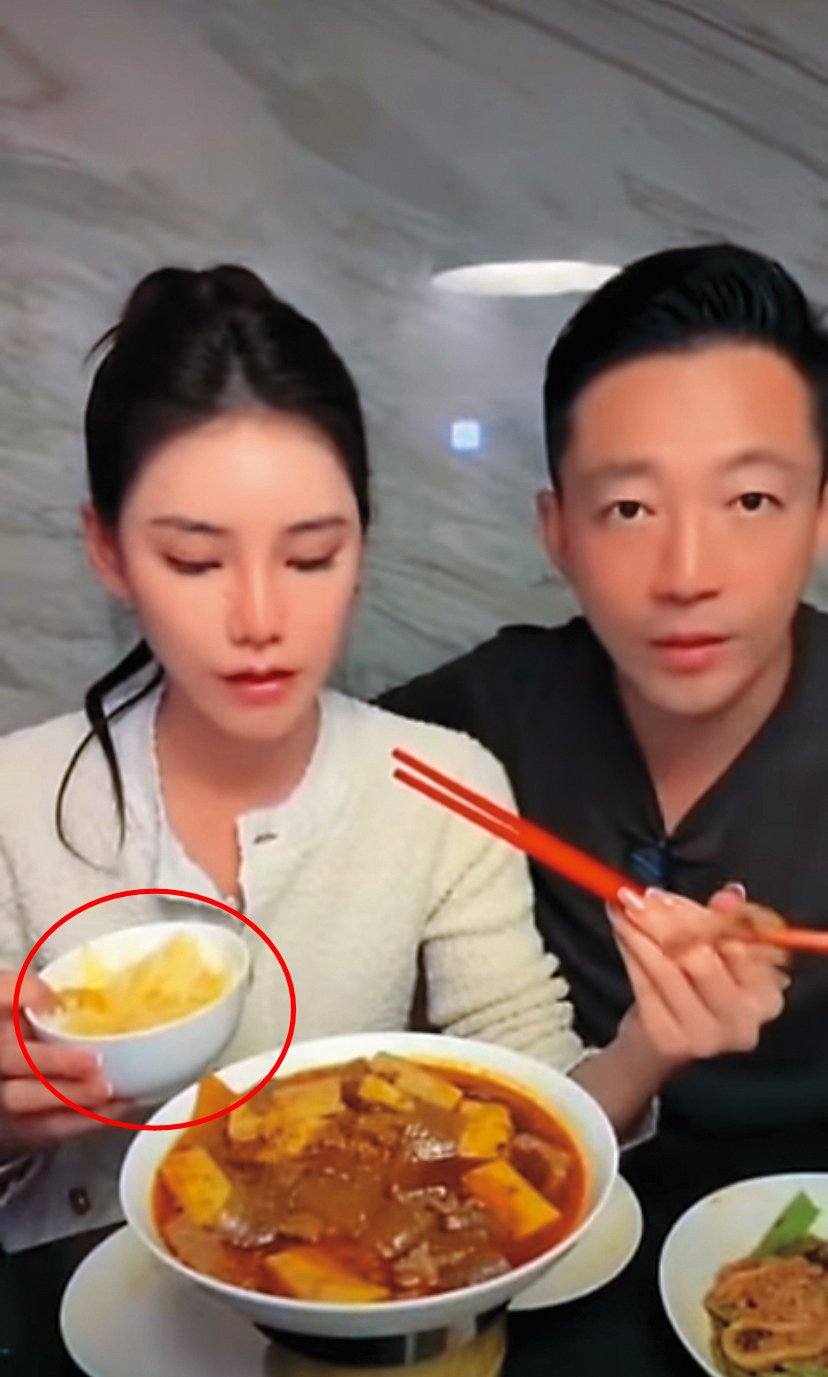 汪小菲和Mandy放閃吃飯黏TT,人家有哈味,這碗飯有馬味。(嘔嘔嘔)(翻攝自汪小菲直播)
