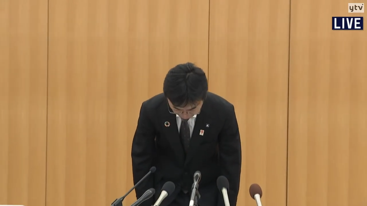 大阪地鐵今上午召開緊急記者會對外道歉。（翻攝自読売テレビニュース YouTube）