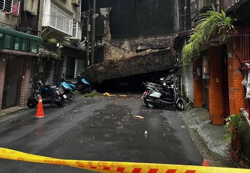 新店錦秀社區受大雨影響，大片擋土牆崩落。（翻攝畫面）