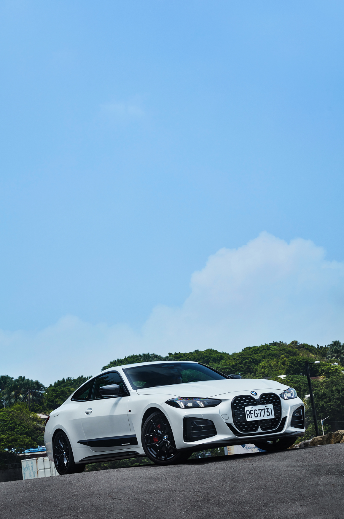 BMW 430i Coupé M Sport具備優美且具侵略性的跑車風格，如A柱之後的洗煉線條、與之後所延伸出來的Fast Back車尾。搭配視覺感受更富張力的無窗框設計，呈現出優雅卻不失動感的獨特輪廓。