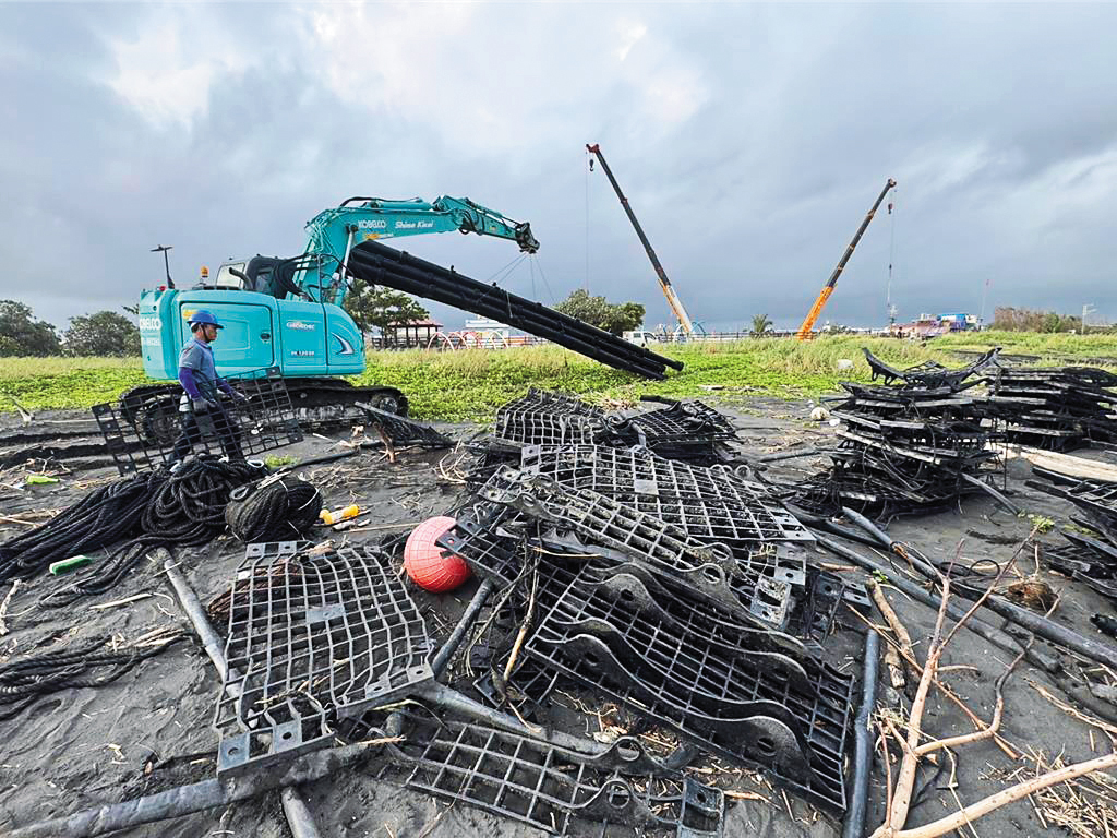佳冬海上太陽能浮台因颱風侵襲受損，太陽能光電產業成政治攻防箭靶。（屏東縣政府提供）