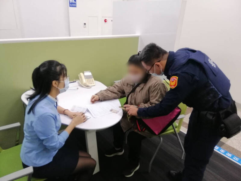 行員與員警勸阻陳女匯款,終於成功保住她的積蓄,保住250萬元。(翻攝畫面),