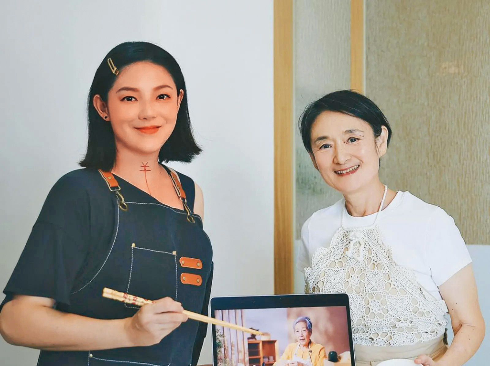 歐陽靖目前與兒子新醬及老母譚艾珍定居台南安平，祖孫三代日子過得平淡美好。（歐陽靖臉書）