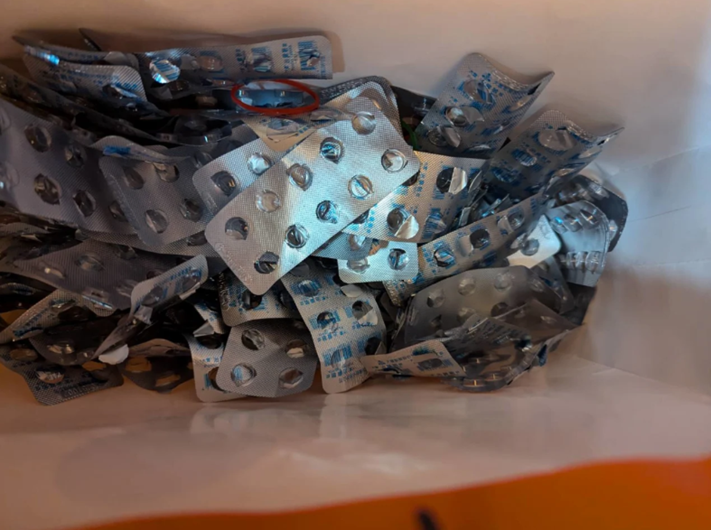 台中一名徐姓男子購入大量感冒藥在家中提煉毒品。(翻攝畫面)