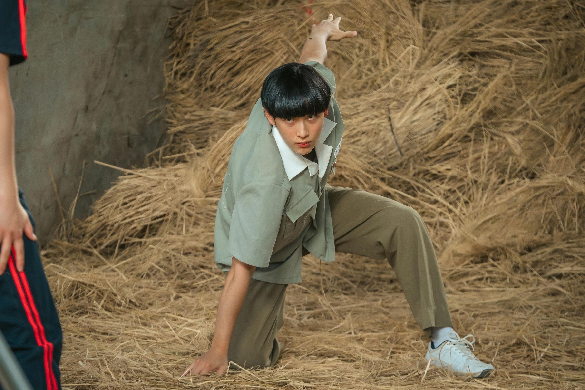 《少年時代》在農村取景，任時完提到在牛棚拍戲時，「牛演員們」太自由自在製造許多笑料。