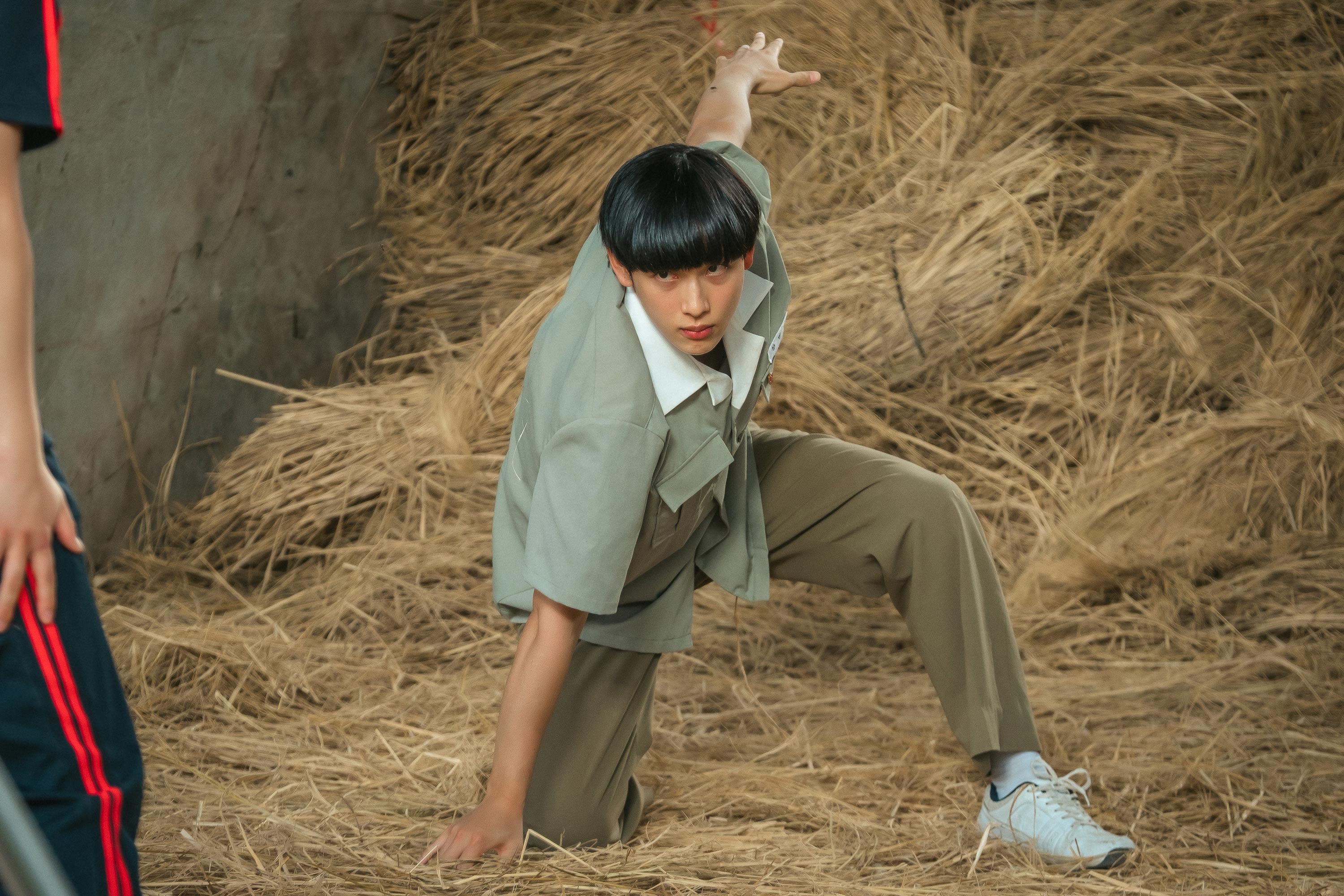 《少年時代》在農村取景，任時完提到在牛棚拍戲時，「牛演員們」太自由自在製造許多笑料。