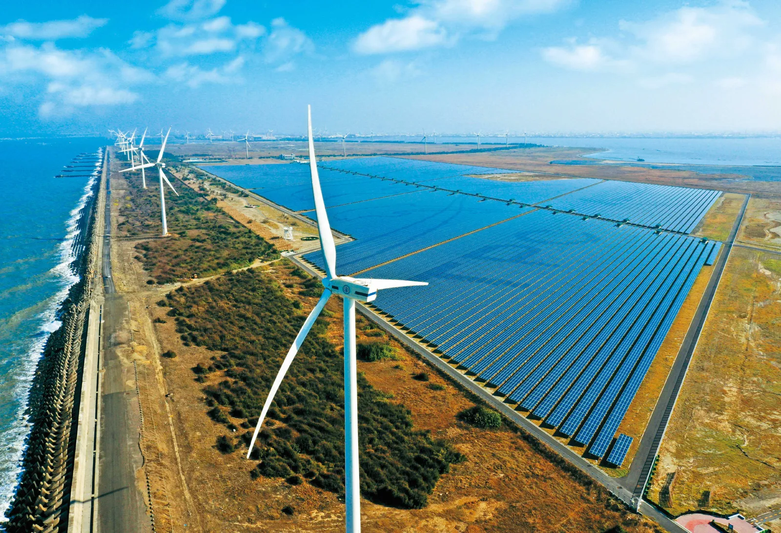 光電新制上路後，預計到2030年可貢獻約319萬公噸CO₂e減碳量。（翻攝台電月刊）