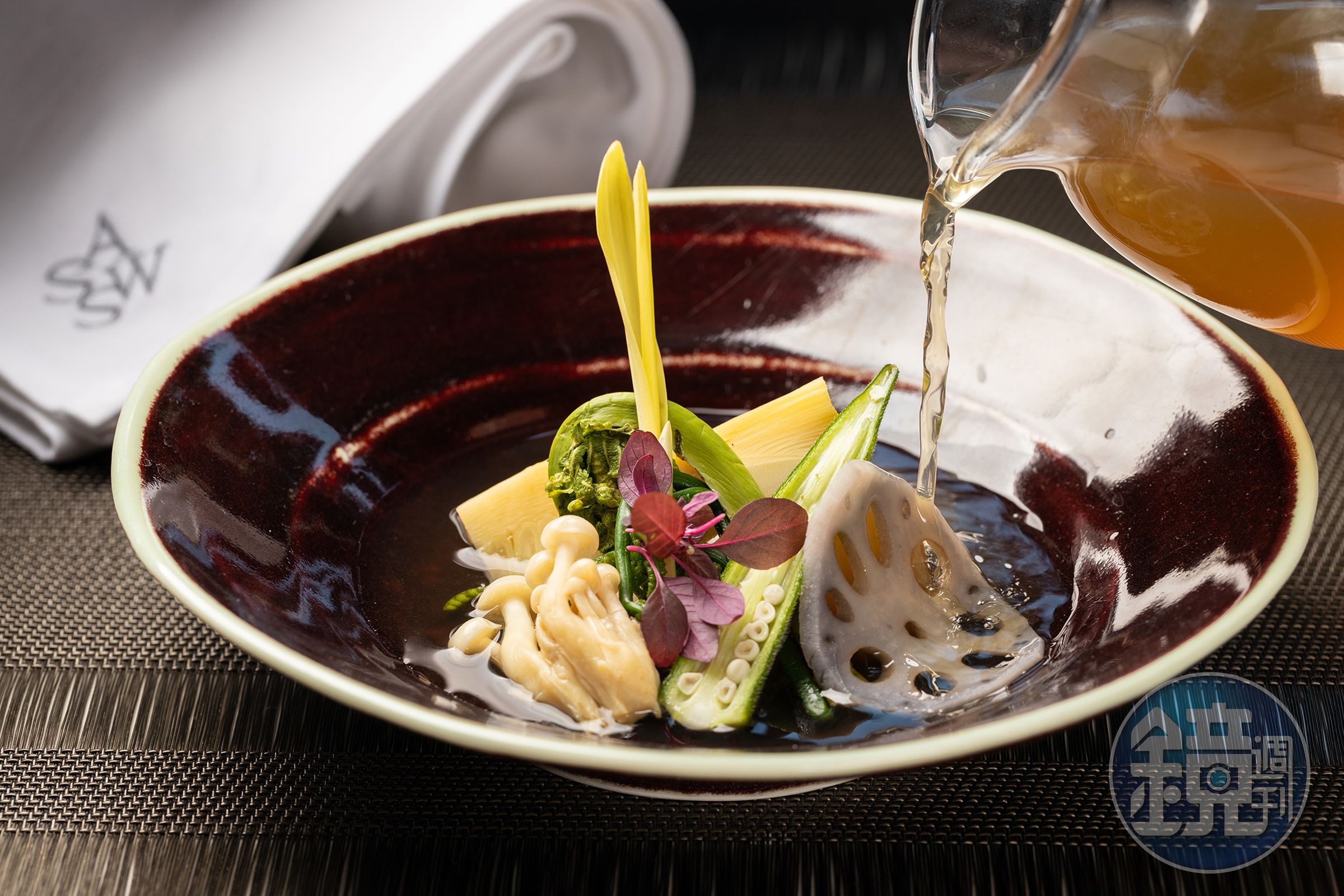 以日式關東煮做法轉譯呈現的法式燉野菜「春野蔬」,為每道菜餚賦予單獨的風味特色。(午間2,080元套餐菜色/人)