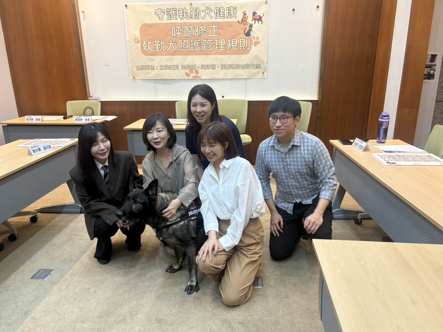吳沛憶(前排左起)、郭昱晴、張雅琳、關心羚(後排左起)、柯慶澤共同為工作犬發聲。曾盈瑜攝