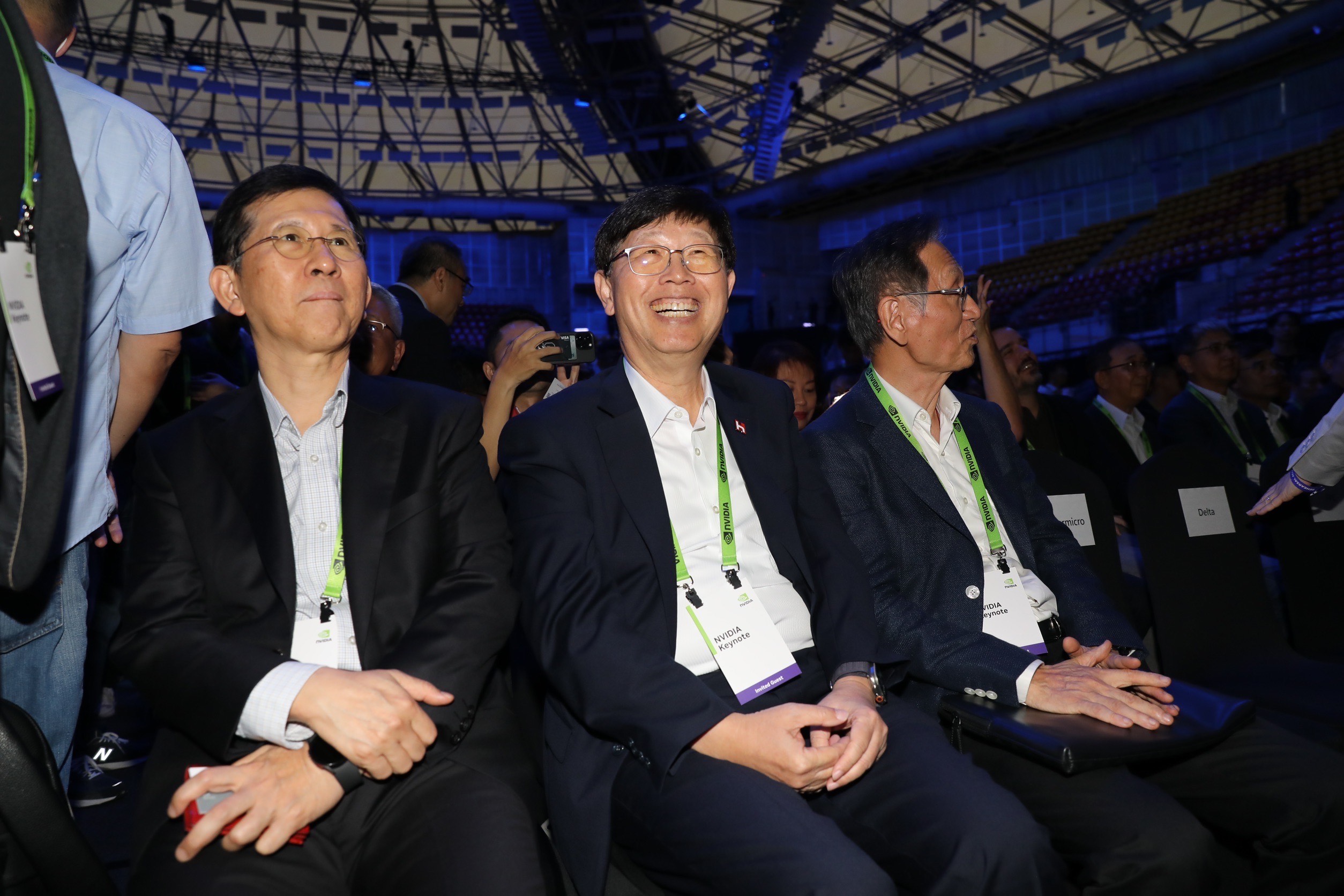 中為鴻海董事長劉揚偉。