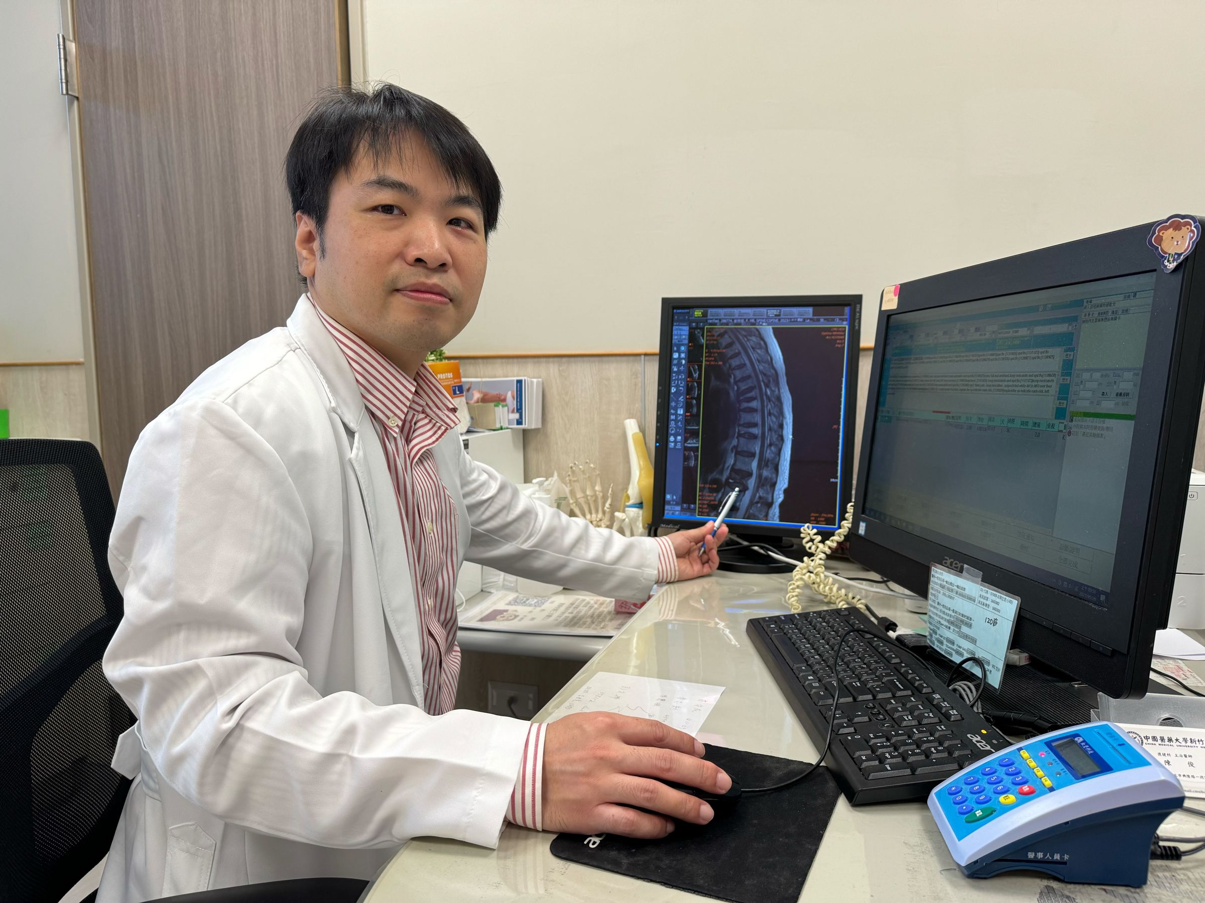 神經外科醫師江忠穎對椎體成形術相當有研究。（中國醫藥大學新竹附設醫院提供）