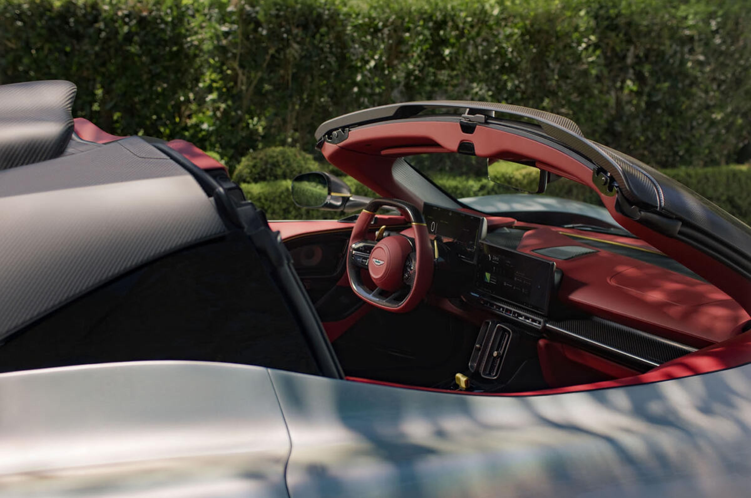 Spider 也保留了 Valhalla 標誌性的蝴蝶式車門（Dihedral Doors），不過新款車門已改為無窗框設計，並且不再從車頂位置作為鉸鏈固定點。