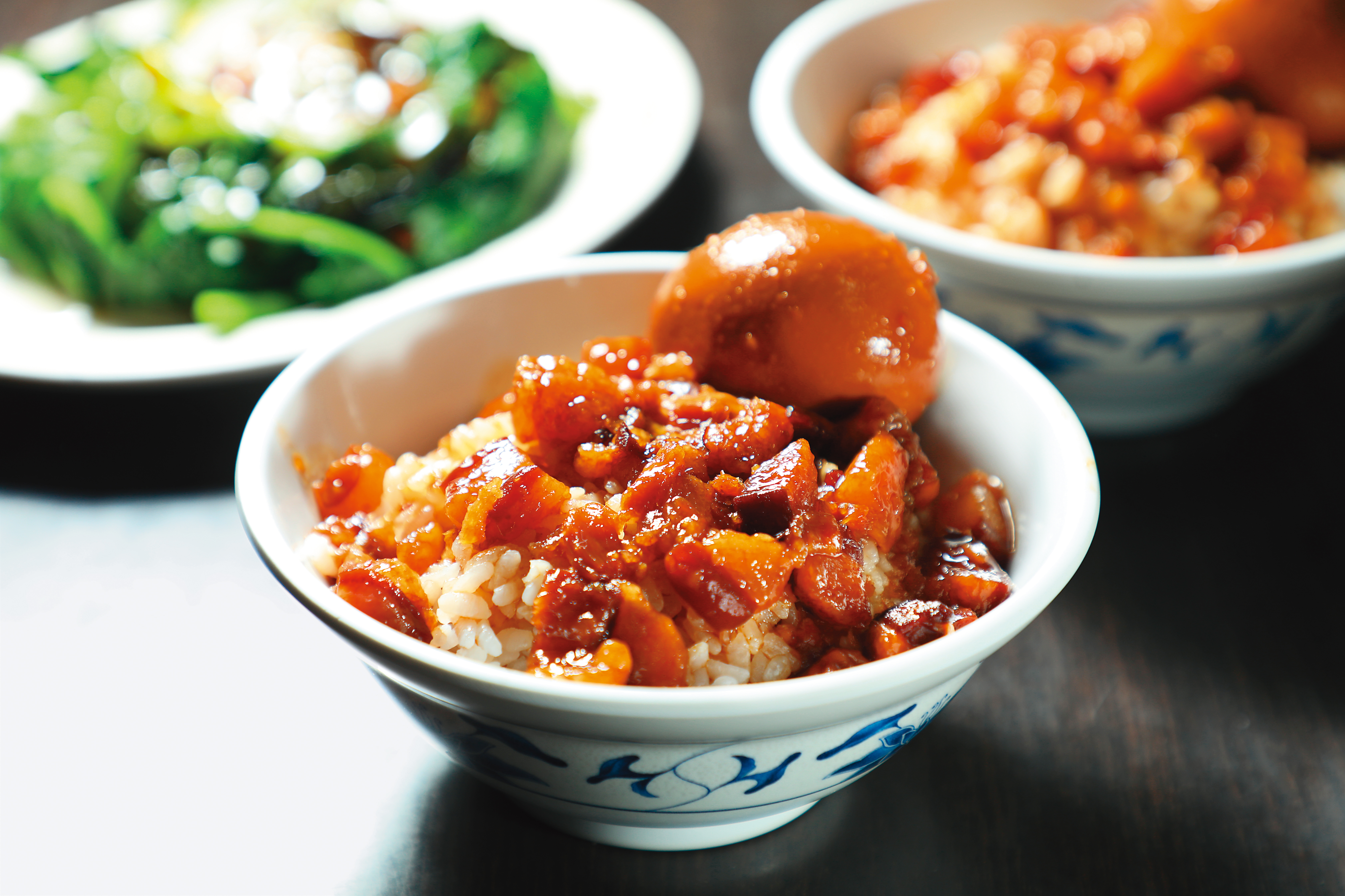 賴岡山羊肉的「滷肉飯」（30元／小碗），肉丁肥潤不膩，噴香黏嘴。