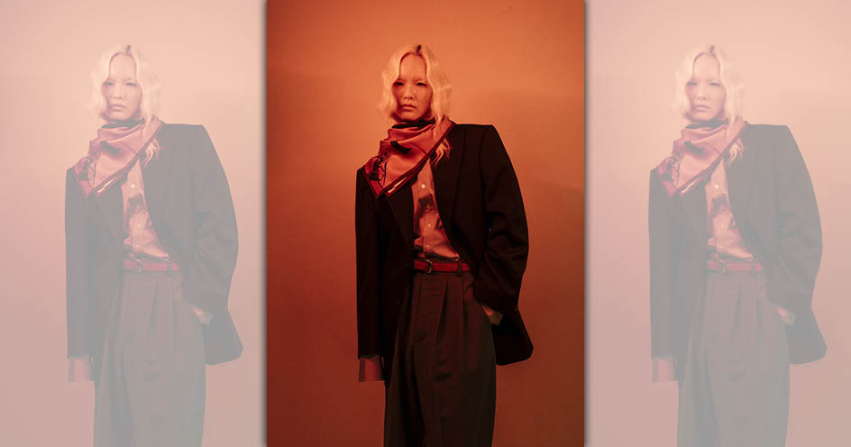 COLONNE深藍西裝外套 NT$112,000 by CELINE／淺藍色襯衫 價格價格店洽by CELINE／MONTAUK天空藍打褶長褲 NT$49,500 by CELINE／印花桑蠶絲方巾 NT$19,000 by CELINE／WESTERN腰帶 NT$20,500 by CELINE／Medals復古金駿馬戒指 NT$15,600 by CHLOÉ