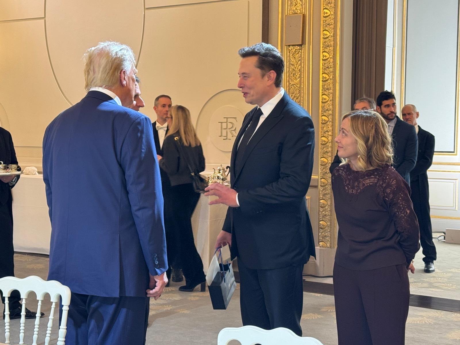 梅洛尼(右)看著馬斯克,眼神看起來很崇拜。(翻攝X@stillgray)